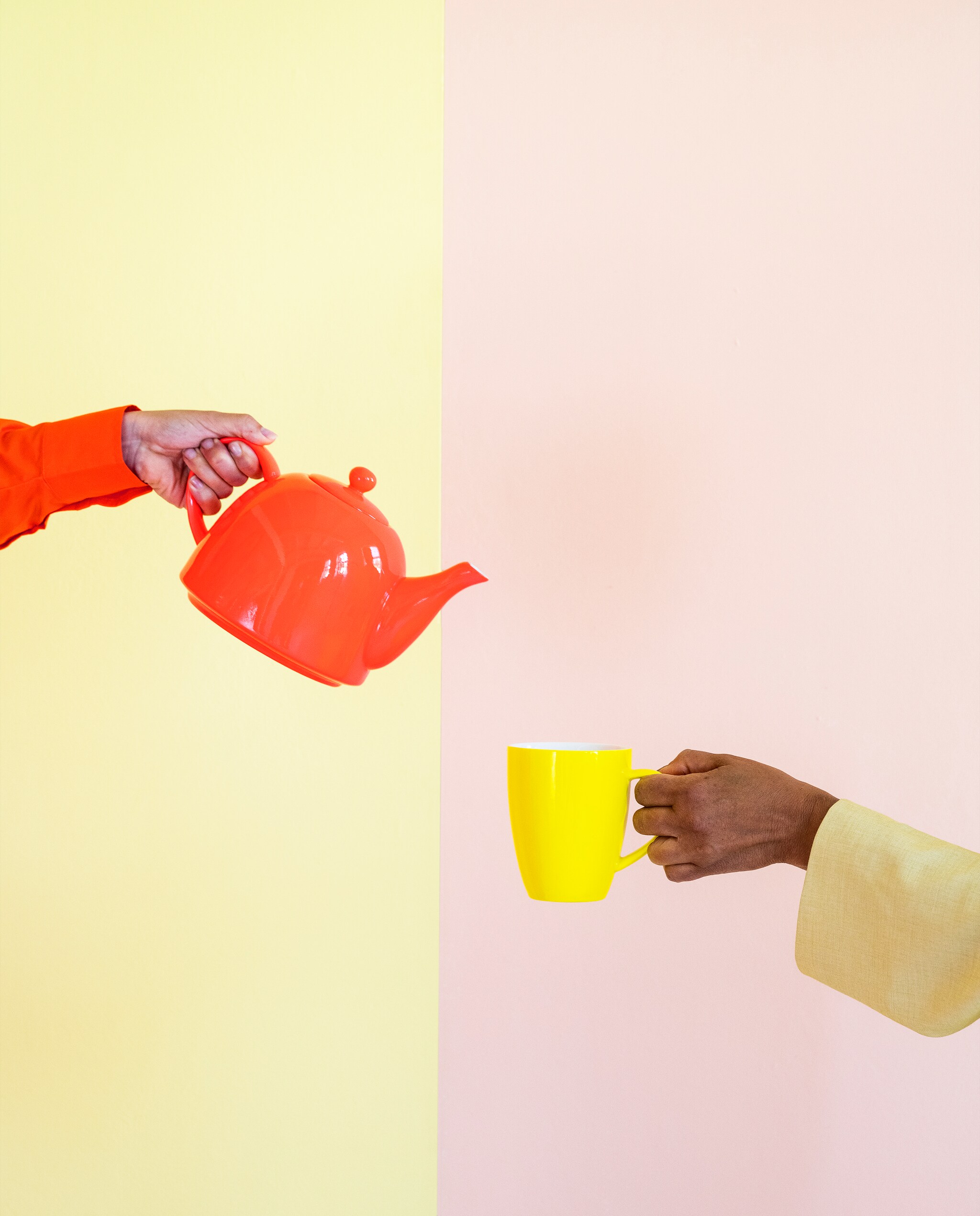 Neon Collectie 03-2023. Oranje theepot Fluo, 1800 ml € 44,95, ook verkrijgbaar in 500 ml in set met 2 theemokken € 44,95, mok Fluo met oor, 250 ml, set van 2 € 19,95, ook verkrijgbaar in 400 ml, set van 2 € 24,95. vtwonen 03-2023 | productie &amp; styling Tanja Saarberg | fotografie Stan Koolen | assistentie Suzanne Fennema, Isa Hoevens