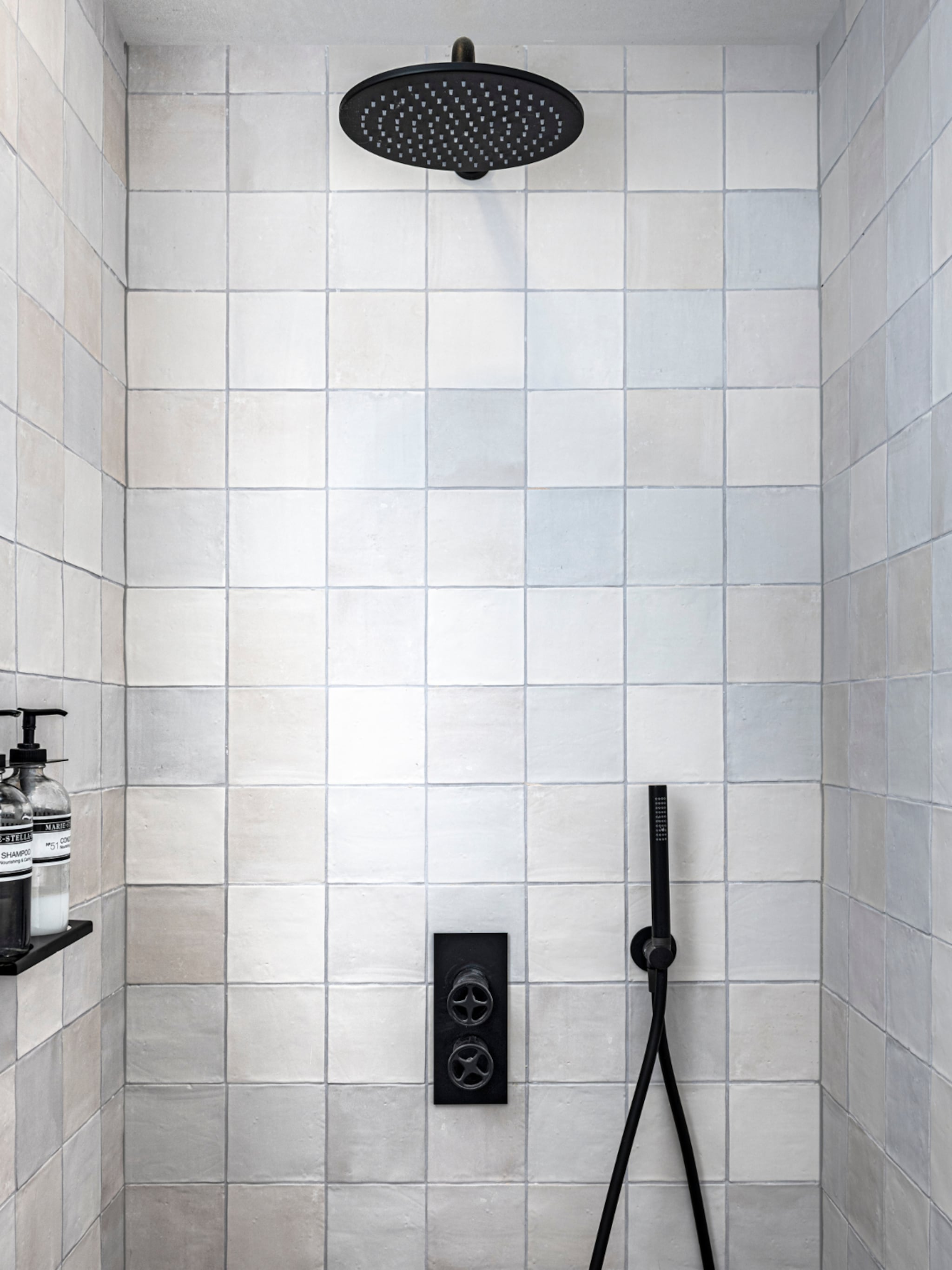 knus en praktisch inspiratie voor een inloopdouche met gemetselde muur