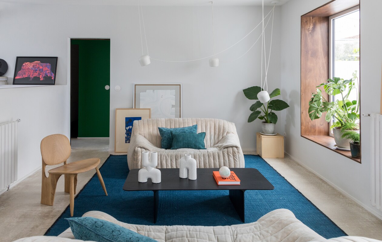 Vintage zetel Sandra van Annie Hieronimus voor Cinna. Kussens Maison de Vacances. Vloerkleed Atacama Élitis. Salontafel en stoel Atelier Cédric Breisacher. Hanglamp Aim Flos. Vazen Cobra 101 Copenhagen. Kunstwerken achter de zetel François Penin en Antoine Cossé. vtwonen special binnenkijken 11-2022 | productie &amp; styling Marie Maud Levron | fotografie Cecile Perrinet-Lhermitte