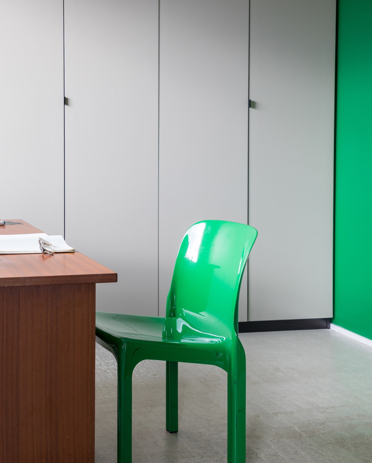 Kastenwand op maat gemaakt. Bureau van de vlooienmarkt. Groene stoel Vicario van Vico Magistretti voor Artemide vtwonen special binnenkijken 11-2022 | productie &amp; styling Marie Maud Levron | fotografie Cecile Perrinet-Lhermitte