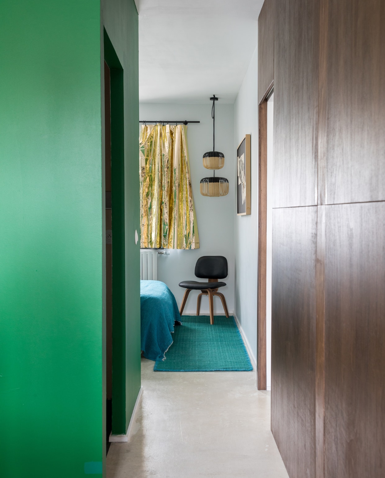 Muurverf Vert Buisson Seigneurie Gauthier. Vloerkleed Atacama Élitis. Gordijnen zelfgemaakt van reddingsdekens van Decathlon. Lamp Bamboo van Arik Levy voor Forestier. Eames-look-a-like stoel vlooienmarkt. vtwonen special binnenkijken 11-2022 | productie &amp; styling Marie Maud Levron | fotografie Cecile Perrinet-Lhermitte