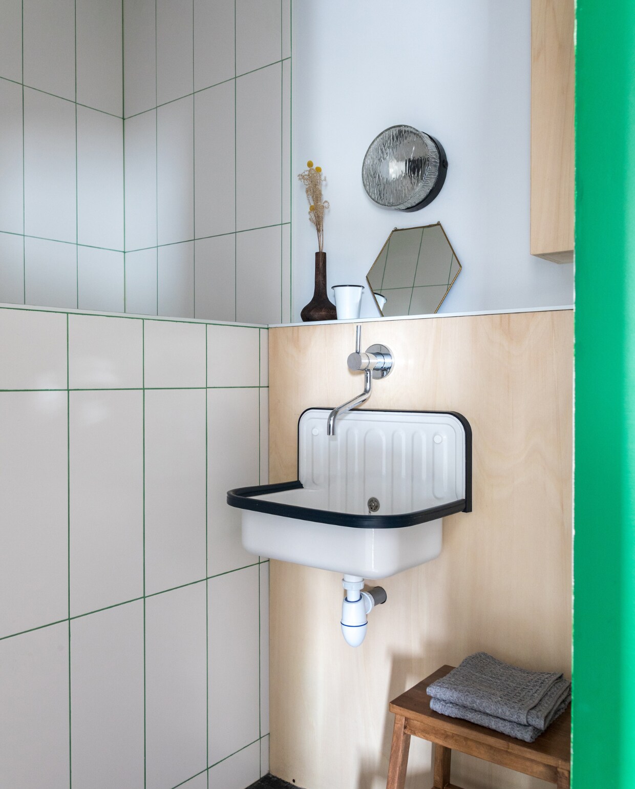 Tegels en vintagewandlamp Mapelec via leboncoin.fr. Wastafel Agape. Trapje Ikea. Groene verf op deur Color-rare. vtwonen special binnenkijken 11-2022 | productie &amp; styling Marie Maud Levron | fotografie Cecile Perrinet-Lhermitte