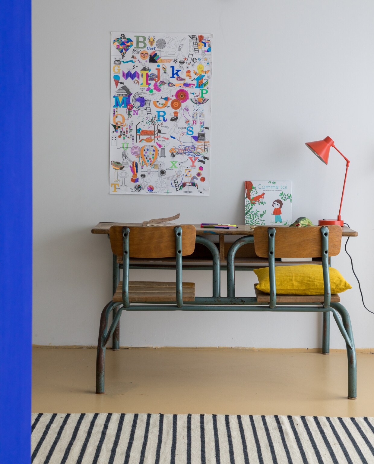 Bureau cadeau gekregen. Lamp Bobby Habitat. Vloerkleed Normann Copenhagen. Geel kussen Élitis. vtwonen special binnenkijken 11-2022 | productie &amp; styling Marie Maud Levron | fotografie Cecile Perrinet-Lhermitte