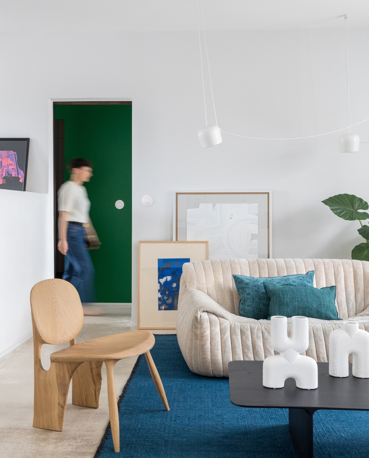 Vintage bank Sandra van Annie Hieronimus voor Cinna. Kussens Maison de Vacances. Vloerkleed Atacama Élitis. Salontafel en stoel Atelier Cédric Breisacher. Hanglamp Aim Flos. Vazen Cobra 101 Copenhagen. Kunstwerken achter de bank François Penin en Antoine Cossé vtwonen special binnenkijken 11-2022 | productie &amp; styling Marie Maud Levron | fotografie Cecile Perrinet-Lhermitte | tekst Anne Catherine Scoffoni tekstbewerking Merel van der Lande