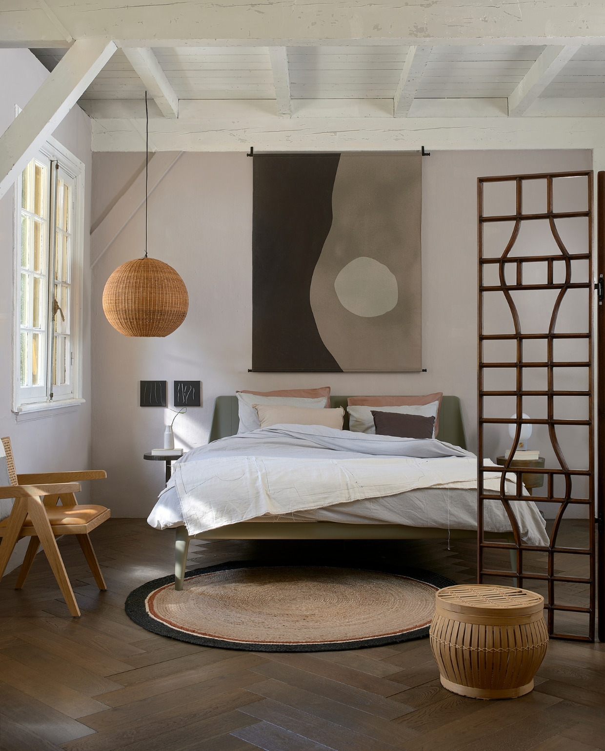 Huiscollectie Muurverf Skin van vtwonen, per liter € 20,99, per 2,5 liter € 35,49. karwei.nl (eiken visgraatparket bruin geolied van vtwonen), auping.nl (bed Essential), eijerkamp.nl (wandkleed Abstract), vtwonen.nl (katoenen dekbed- overtrek, linnen kussens), polspotten.nl (kamerscherm Mango, nachtkastje), loods5.nl (stoel La Roche, eikenhout met leren zitting, witte vaas, jute vloerkleed, bamboe mand, plaid). Overig privébezit. vtwonen 08-2022 | styling Marianne Luning, Fietje Bruijn, Cleo Scheulderman, Kim van Rossenberg | fotografie Stan Koolen, Jeroen van der Spek, Dennis Brandsma, Sjoerd Eickmans
