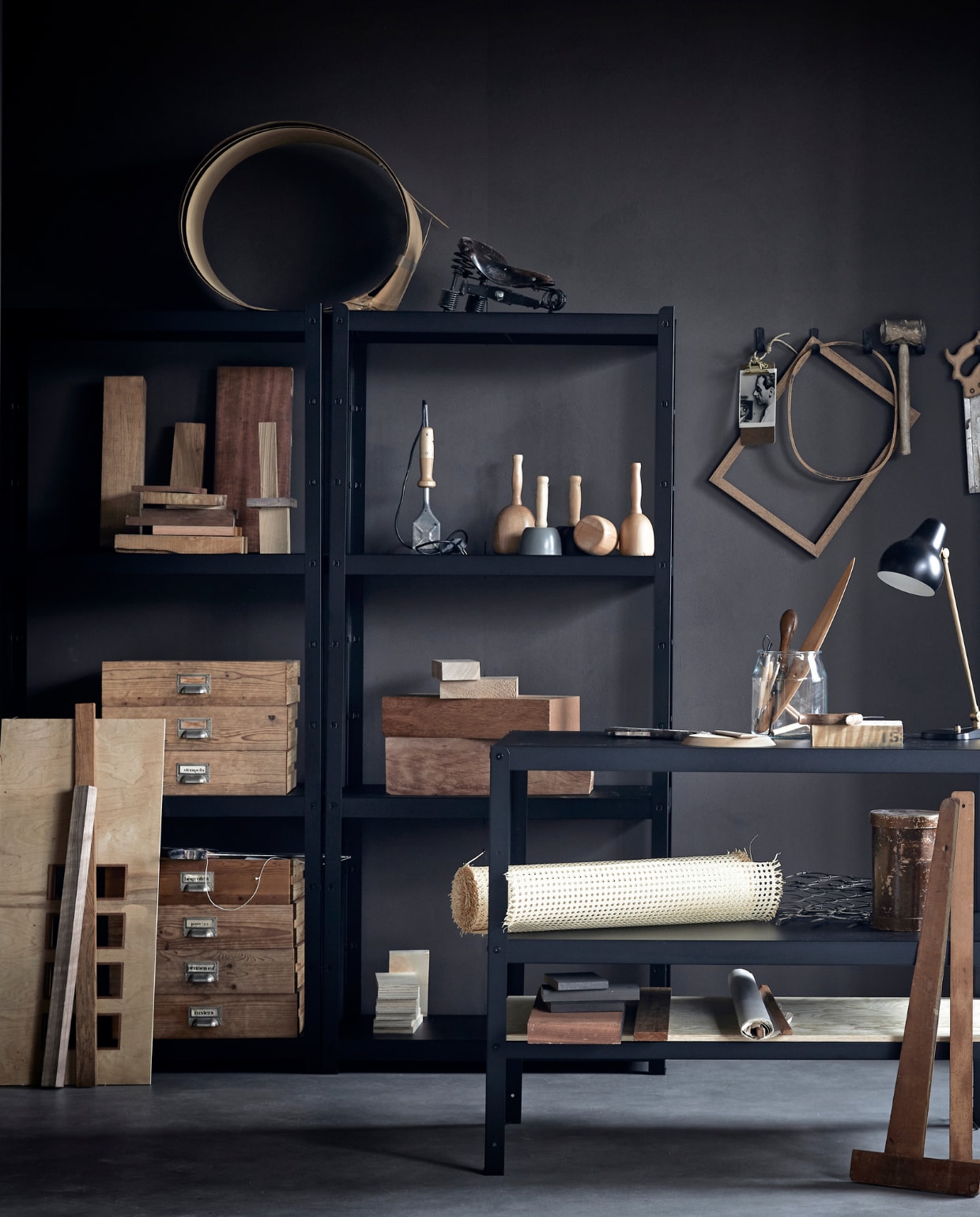 Stellingkast Bror, werkbank Bror, haken Bror, (ikea). Zwarte houten stoel Fredericia J39, bureaulamp VL38 van Louis Poulsen (kasstoor.nl). Verschillende soorten stukken hout (fijnhout). Houten beeldhouwkloppers, boetseerspatels, klei, houten boetseerplateaus (keramikos). Oud gereedschap en linialen (neeflouis). Muurverf Classico in Cold Lava van Pure &amp; Original, (deruamsterdam). Oude houten lades (com-anders.nl). Manden (hm.com). Overig privébezit. vtwonen 11-2020 | styling Cleo Scheulderman | fotografie Jeroen van der Spek | assistentie Aylin Citanak