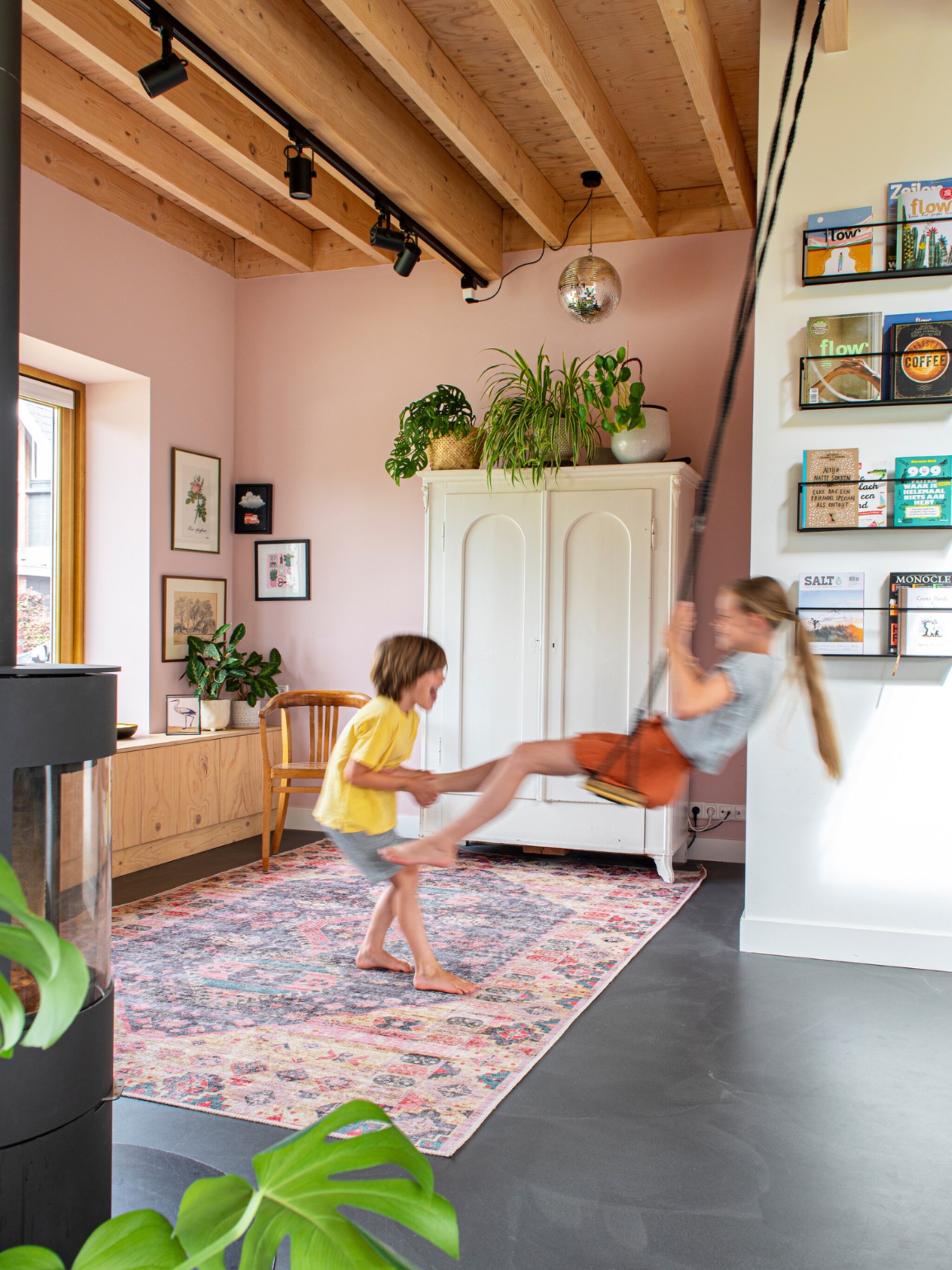 binnenkijken in een huis vol speelse ideeen in nieuwkoop