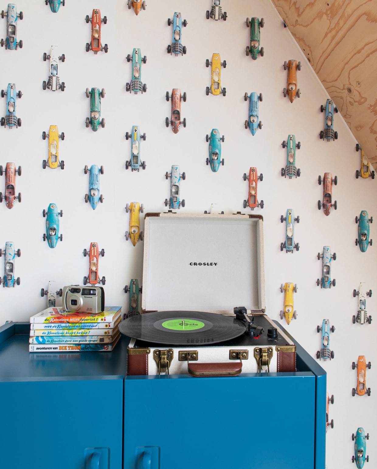 Behang Studio Ditte, kast Ikea, platenspeler Crosley. vtwonen 03-2023 | productie De Binnenkijkers | styling Jeske Weel | fotografie Caroline Coehorst