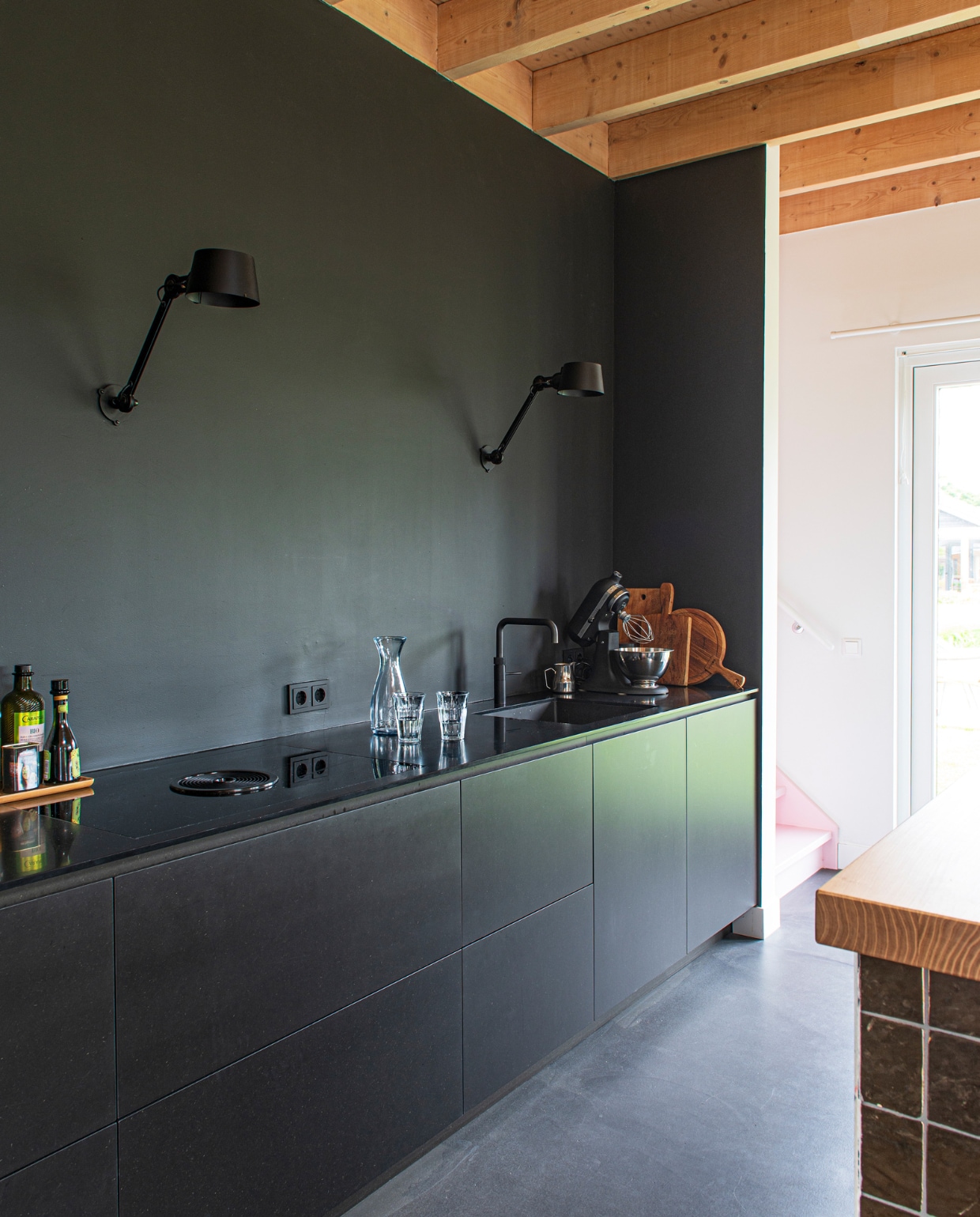 Keuken Meubelmakerij Mark, wandlampen Tonone, keukenmachine KitchenAid, afzuigsysteem Bora, kraan Quooker, muurverf Sigma, snijplanken Artis en Xenos,karaf en glazen Hema. vtwonen 03-2023 | productie De Binnenkijkers | styling Jeske Weel | fotografie Caroline Coehorst