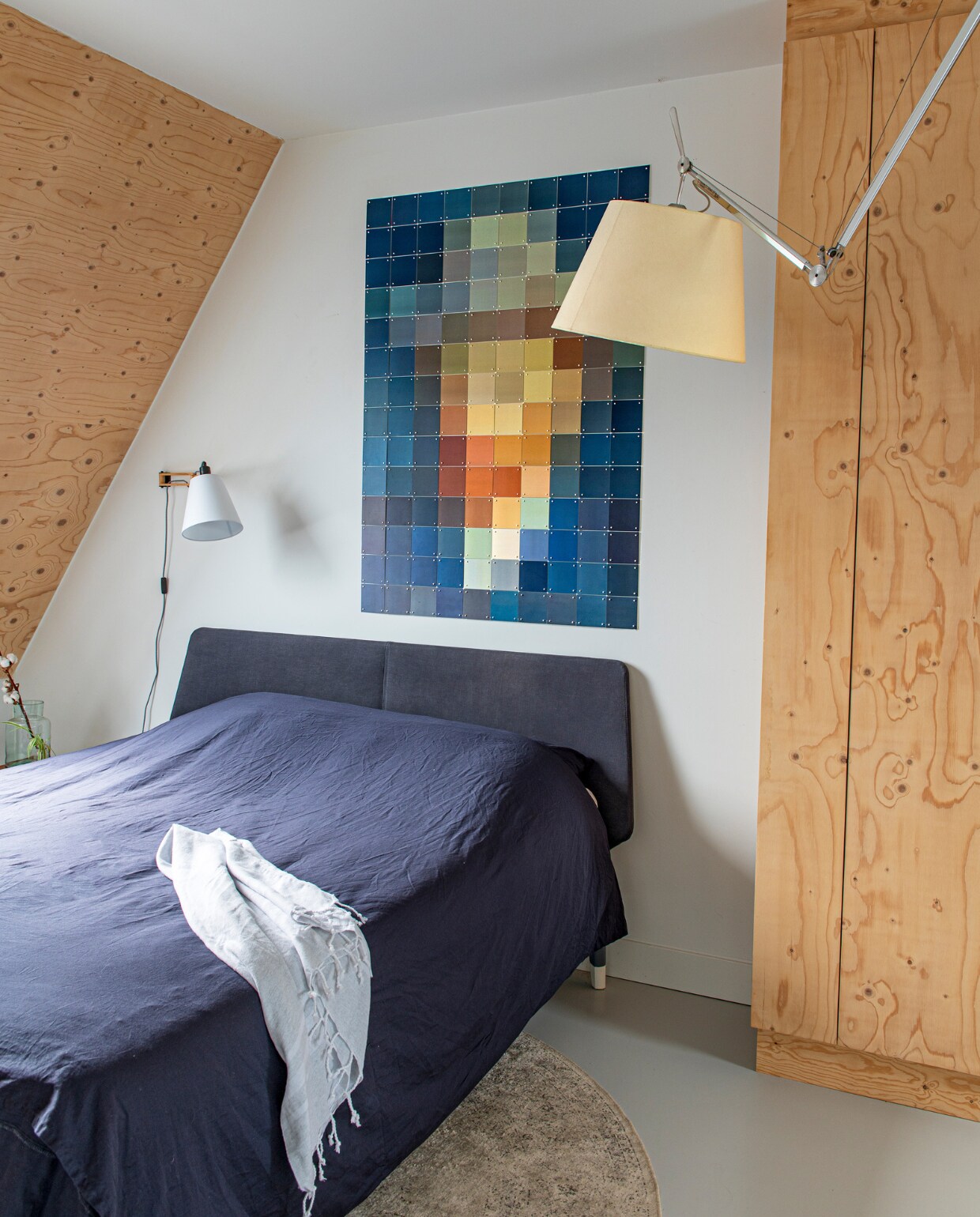 Bed Auping, dekbedovertrek Loods 5, wanddecoratie Van Gogh van IXXI, plafondlamp Artemide, muurlamp Home24, inbouwkast van underlayment Meubelmakerij Mark. vtwonen 03-2023 | productie De Binnenkijkers | styling Jeske Weel | fotografie Caroline Coehorst