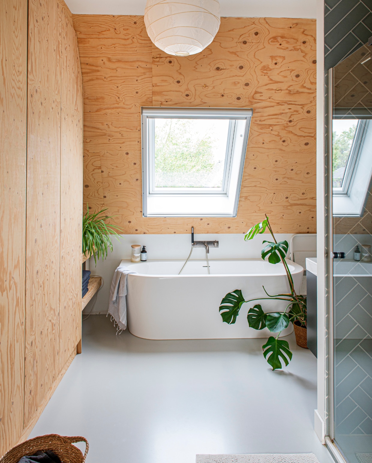 Vloer The Liquid Collection, inbouwkast Meubelmakerij Mark, mand Ikea, bad Sanidump, tegels Patroonfabriek, lamp en badmat Ikea. vtwonen 03-2023 | productie De Binnenkijkers | styling Jeske Weel | fotografie Caroline Coehorst