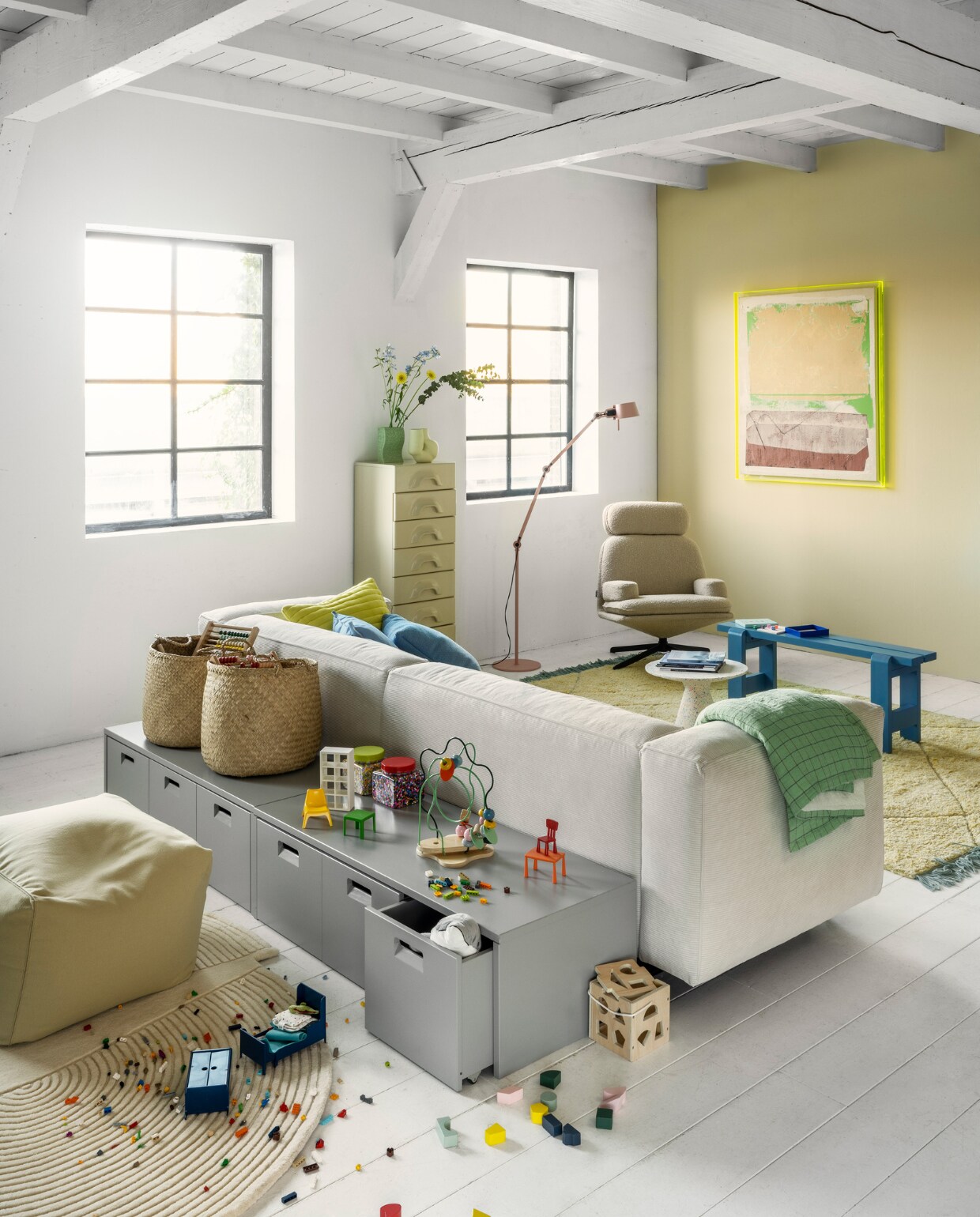 Muurverf no. 978 van Lab Paint, per liter € 48,- (vestingh). Bank € 1945,-, vloerlamp € 475,- (loods5). Kistbank Store van vtwonen met elk 3 lades, per stuk € 299,- (basiclabel). Rechthoekig vloerkleed met franjes van HKliving, 180x280 cm € 1178,- (flinders.nl).Organisch vloerkleed van Bolia, 157x180 cm € 933,-, poef van Hay € 239,-, hoge ladekast van HKliving, 45x40,5x128,8 cm (bxdxh) € 1995,-, groene plaid van HKliving € 69,95, groene vaas van HKliving € 29,95, gele vaas van Hay € 85,- , Yahtzee spel van Hay € 45,-, blauw kussen van Hay € 85,- (vtwonen.be). Geel kussen € 49,95, schilderij € 495,- (hkliving). Fauteuil € 1199,-, bijzettafel van gerecycled plastic € 369,- (zuiver). Manden € 19,95, blokkendoos € 19,95, telraam € 14,95 (dille-kamille.be). Poppenmeubels Huset, per set € 15,99, Lego € 19,99, kralendoos € 7,99, telraam € 12,99, spel kralendoolhof Uppstå € 11,99, dolfijnknuffel € 12,99 (ikea.be). vtwonen 04-2023 | styling Marianne Luning | fotografie Stan Koolen | assistentie Paul Blom, Kelly van Gendt