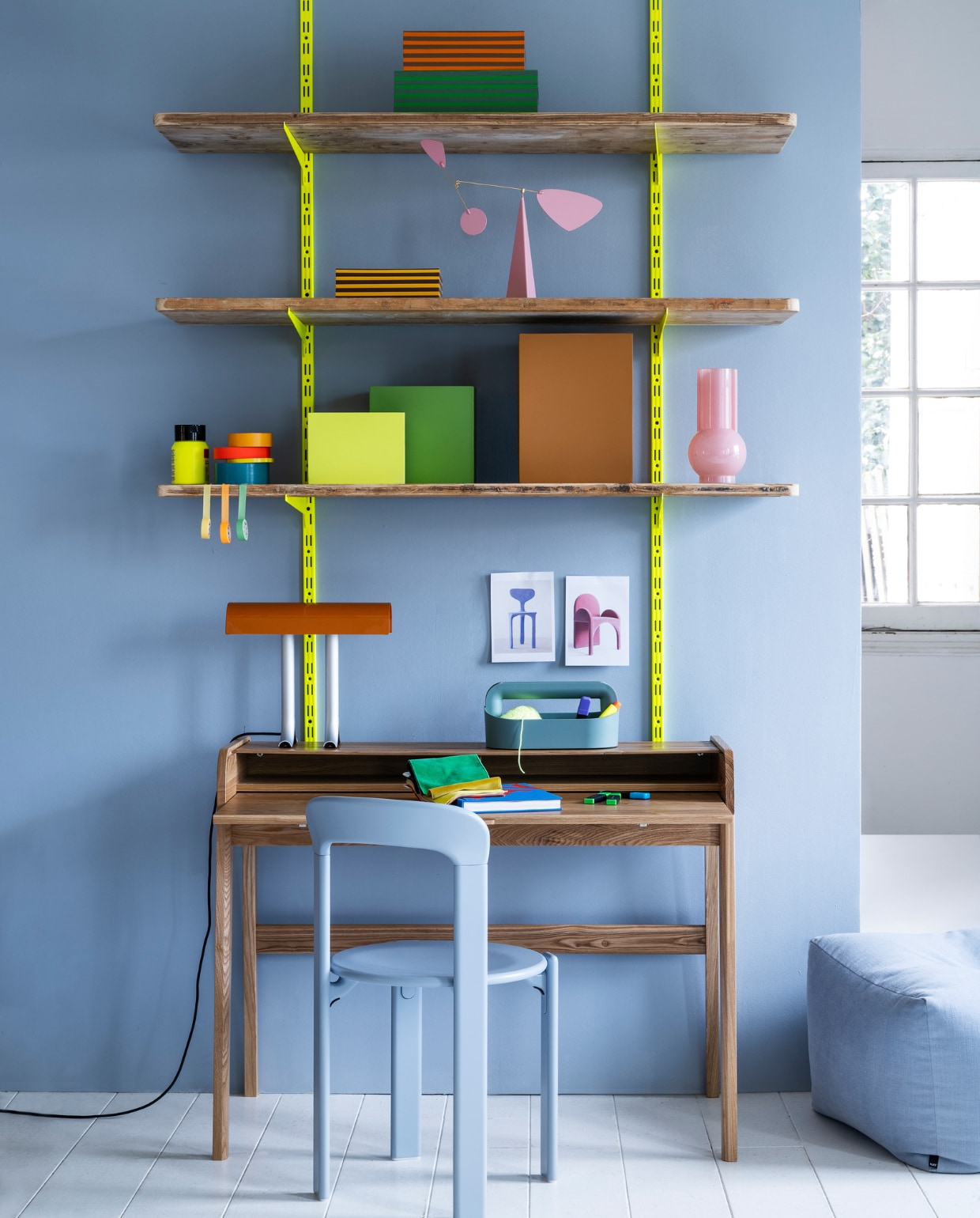Muurverf no. 941 van Lab Paint, per liter € 48,- (vestingh.nl). Bureau € 649,- (zuiver.nl). Stoel € 549,-, tafellamp € 295,-, office toolbox € 29,- (hay.nl). Gekleurde metalen opbergboxen, set van 3 € 199,-, kartonnen gestreepte dozen met deksel, set van 3 € 179,- (hkliving.nl). Vaas van HKliving € 33,99, poef van Hay € 239,- (vtwonen.be). Mobile Fiji van Volta € 109,- (loods5.nl). vtwonen 04-2023 | styling Marianne Luning | fotografie Stan Koolen | assistentie Paul Blom, Kelly van Gendt