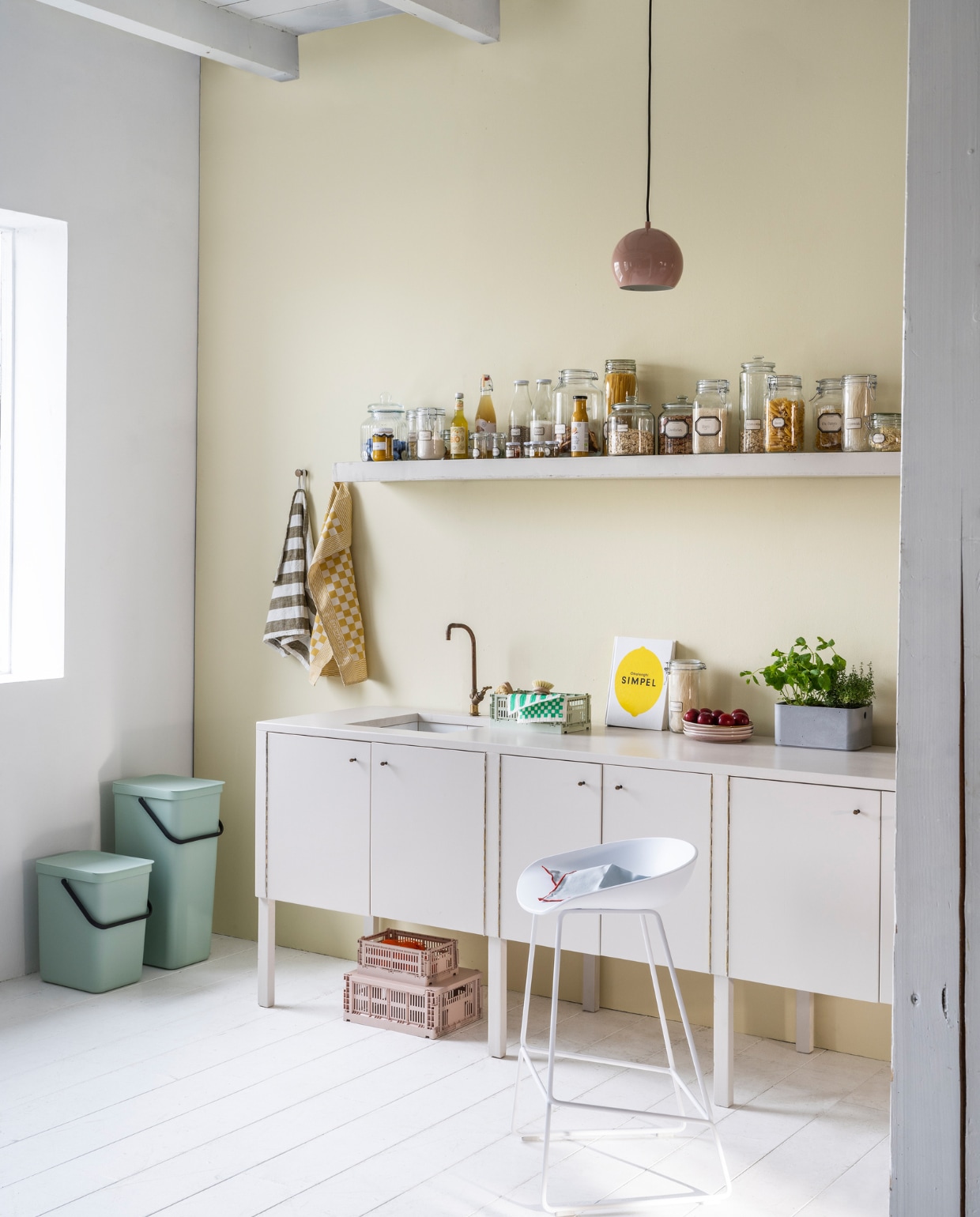 Muurverf no. 978 van Lab Paint, per liter € 48,- (vestingh.nl). Keuken en plank prijs op aanvraag (com-anders.nl). Glazen voorraadpotten, per stuk vanaf € 3,99 (ikea.nl). Glazen voorraadpotten, per stuk vanaf € 2,95, etiketten per vel € 1,50, geel geruite theedoek € 6,95 (dille-kamille.nl). Barkruk van Hay € 275,-, afvalemmers Sort &amp; Go van Brabantia, klein € 44,99, groot € 52,99, betonlook box van Curver € 15,-, plafondlamp van Frandsen € 302,50, borden van HKliving € 14,99, gestreepte theedoek Oykurin, set van 2 € 17,- (vtwonen.nl). Kratten per stuk vanaf € 4,99, vaatdoeken, per 3 € 14,-, blauw servet, per 4 € 37,-(hay.nl). vtwonen 04-2023 | styling Marianne Luning | fotografie Stan Koolen | assistentie Paul Blom, Kelly van Gendt