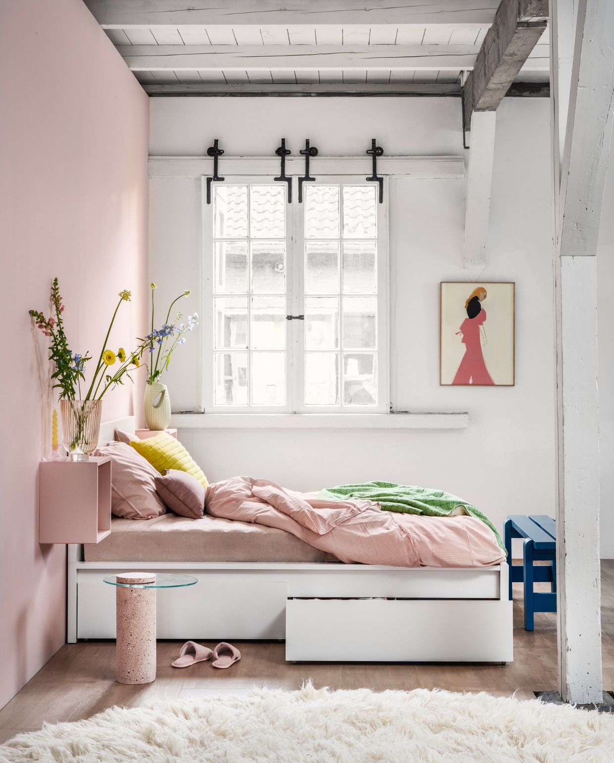 Muurverf no. 837 van Lab Paint, per liter € 48,- (vestingh.nl). Bedcombinatie Malm met bedeinde, lades aan beide kanten, 160x200 cm € 698,-, roze kubuskast Eket, 35x25x35 cm € 20,-, roze gestreept katoenen dekbedovertrek, 240x220 cm, met 2 kussenslopen € 29,99 (ikea.nl). Poster met eikenhouten lijst, 50x70 cm € 129,95 (loods5.nl). Roze bijzettafel, 40x44,5 cm (Øxh) € 259,-(zuiver.com). Groene plaid van HKliving € 69,95, roze langwerpig kussen van HKliving € 54,95, mintgroene keramische vaas van HKLiving € 59,95, vloerkleed van HKliving, 250 cm (Ø) € 1575,- (vtwonen.nl). Geel kussen € 49,95, roze glazen vaas € 49,95 (hkliving.nl). Blauwe bank, ook geschikt voor buiten, 111x23x45 cm (bxdxh) € 234,99, sloffen € 35,-, blauwe glazen kandelaar € 54,99, kaars € 7,- (hay.nl). vtwonen 04-2023 | styling Marianne Luning | fotografie Stan Koolen | assistentie Paul Blom, Kelly van Gendt