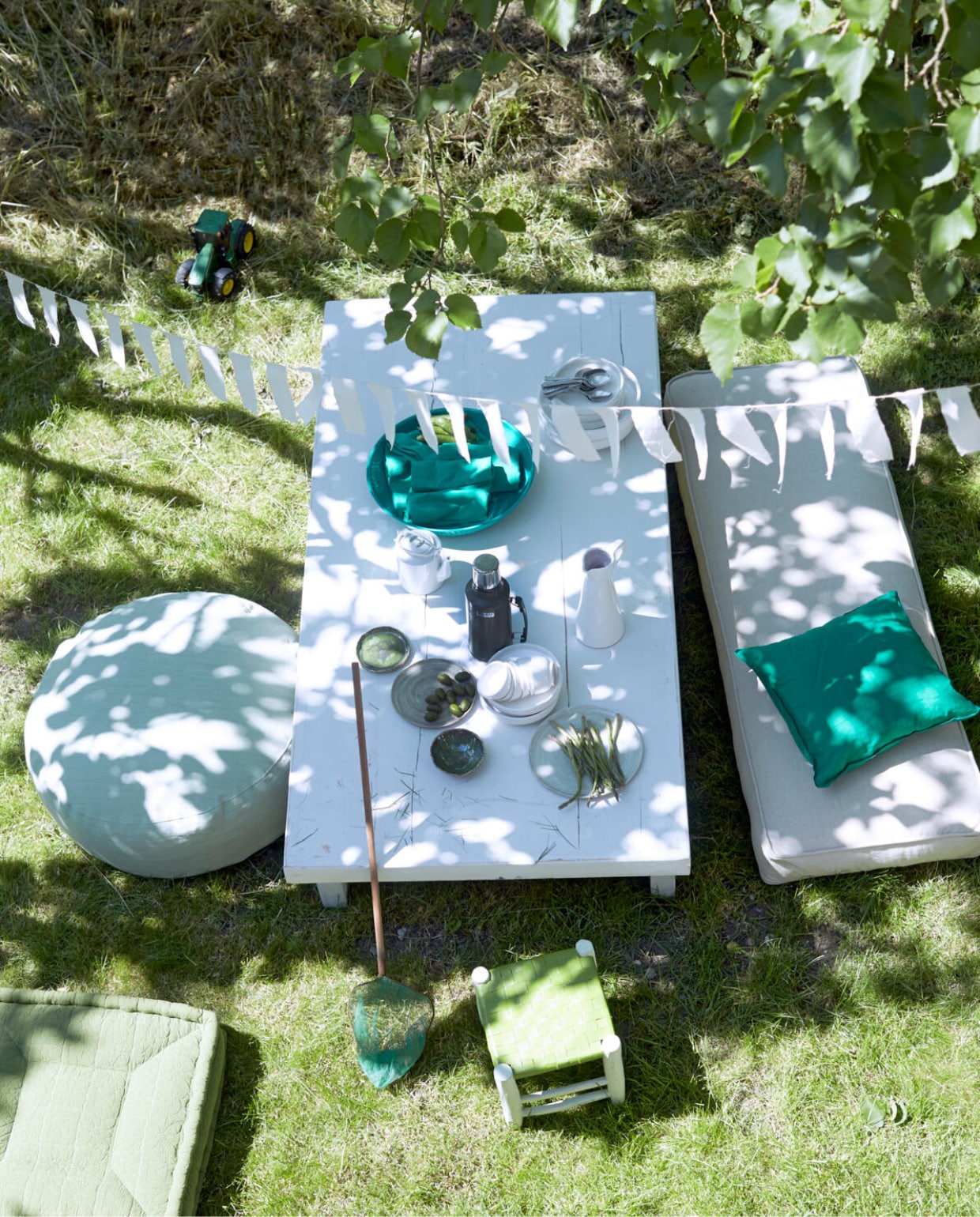 Lage tafel € 225,- (Combitex). Ronde poef € 275,-, matraskussen van rubberbomenhout € 975 (Coco-mat). Matras € 200,- (Household Hardware). Krukje € 48,-, groene metalen schaal € 69,95, tafelkleed van groen katoen € 47,95, groen kussen € 29,95 (Nijhof). Handgedraaide groene en grijze borden vanaf € 15,- (Kari Ceramics). Kan € 37,50, borden met opstaande rand € 9,95, set van 12 lepels € 10,-, theepot € 19,- (Household Hardware). Stanley thermoskan 1,9 liter € 49,95 (Urbans and Indians). Slinger € 14,95 (Sukha Amsterdam). Visnet privébezit. vtwonen 08-2014 | Styling: Marianne Luning | Fotografie: Tjitske van Leeuwen