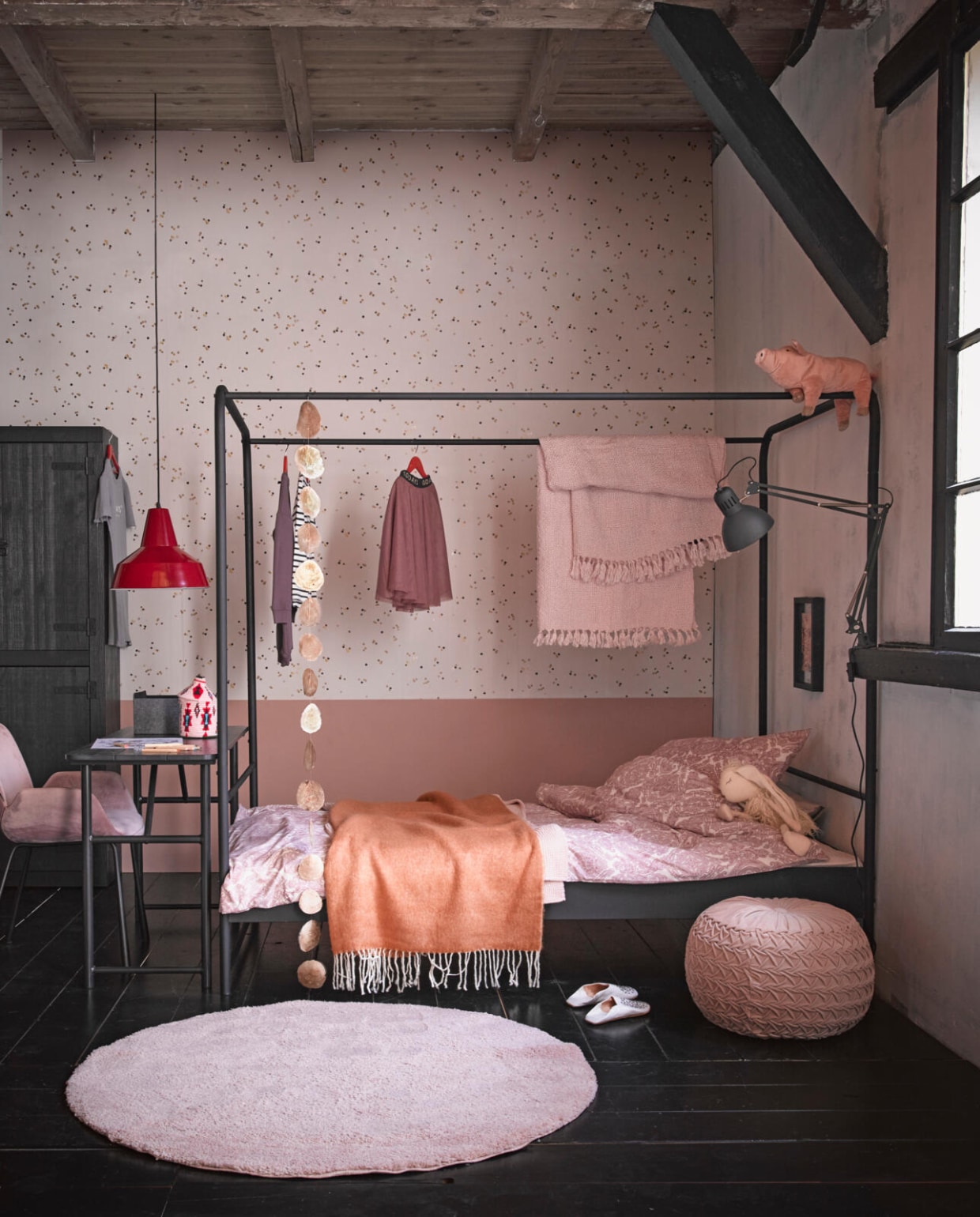 Zwartmetalen hemelbed Bunk, 120x200x206 cm (bxlxh) € 219,-, ook verkrijgbaar in formaat 90x200x206 cm (bxlxh) € 199,-. Behang Confetti wit, 53 cm x 10 m per rol € 24,99, Zwarte grenenhouten kast Bunk, 200x120x37 cm (hxbxd) € 649,-, Zwarte sidetable Board met ijzeren onderstel, 75,1x125x48 cm (hxbxd) € 189,-. Verf Old Pink per liter € 18,95 M.m.v. Household Hardware (sloffen, roze mandje), Ikea (beddengoed, vloerkleed, roze plaid hangend aan bed, knuffelvarken, bureaulamp, kleurpotloden, grijs vilten mandje), Loods 5 (rode hanglamp, roze poef, oranje plaid, roze plaid eronder, streng parelmoeren schijven, knuffelkonijn, rode hangers), 10 days (kleding), Zuiver (roze stoel). Zwarte sidetable Board met ijzeren onderstel, 75,1x125x48 cm (hxbxd) € 189,-. Behang Confetti wit, 53 cm x 10 m per rol € 24,99 M.m.v. Household Hardware (roze mandje), Ikea (kleurpotloden, grijs vilten mandje), Loods 5 (rode hanglamp), 10 days (kleding), Zuiver (roze stoel). vtwonen 03-2018 | productie Inge Steketee | styling Fietje Bruijn | fotografie Alexander van Berge