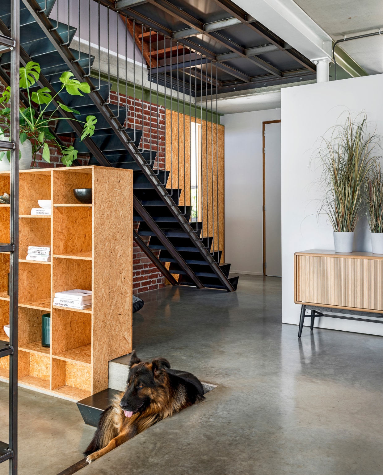 Houten kast ontworpen en gemaakt door Studio Boomm. Dressoir Hendrix van LaForma. Groene kleur op de balken is Ral 7009. vtwonen 07-2020 | styling Moniek Visser | fotografie Stan Koolen