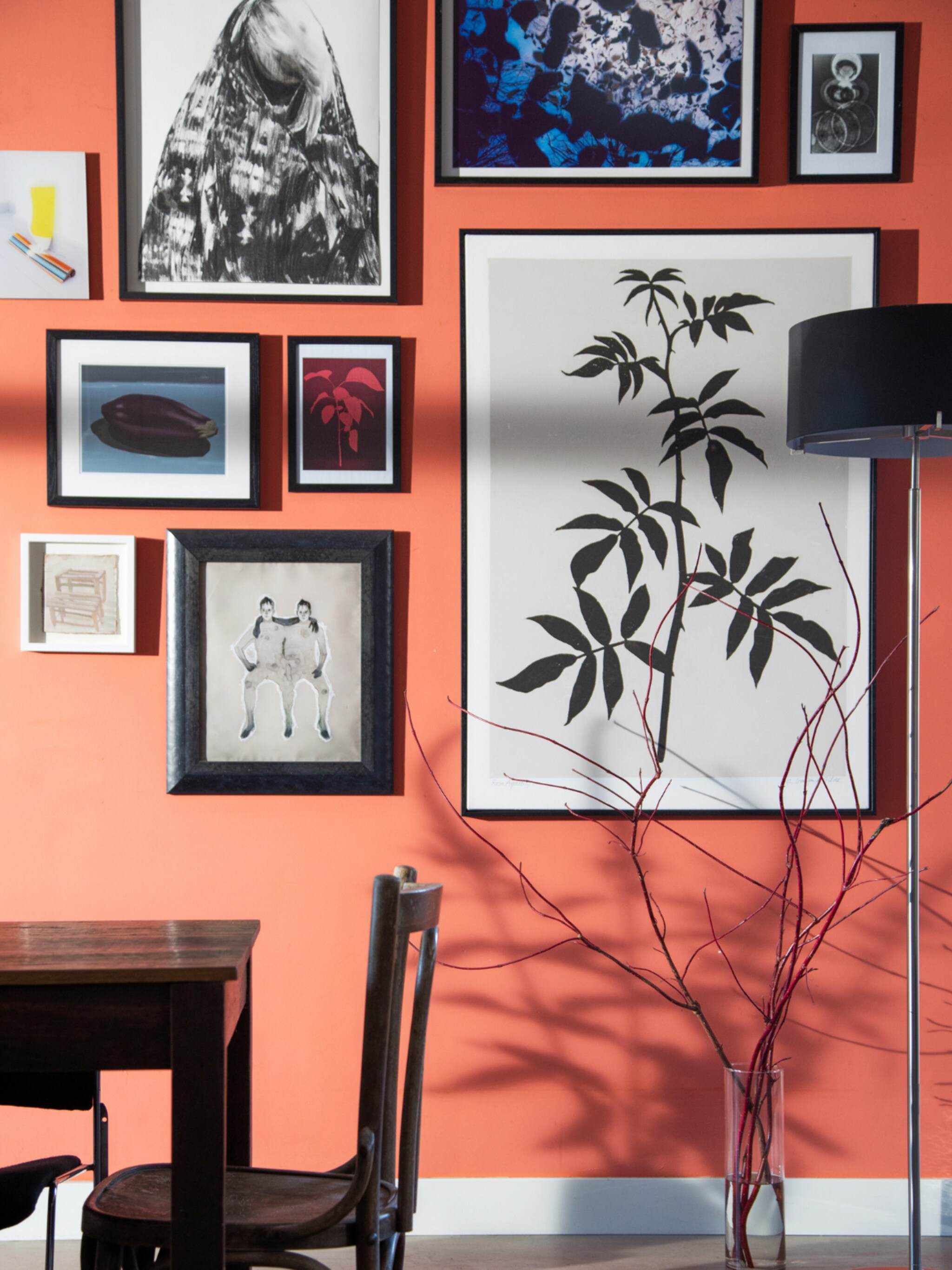 woonidee de rust bewaren op een muur vol kunstwerken