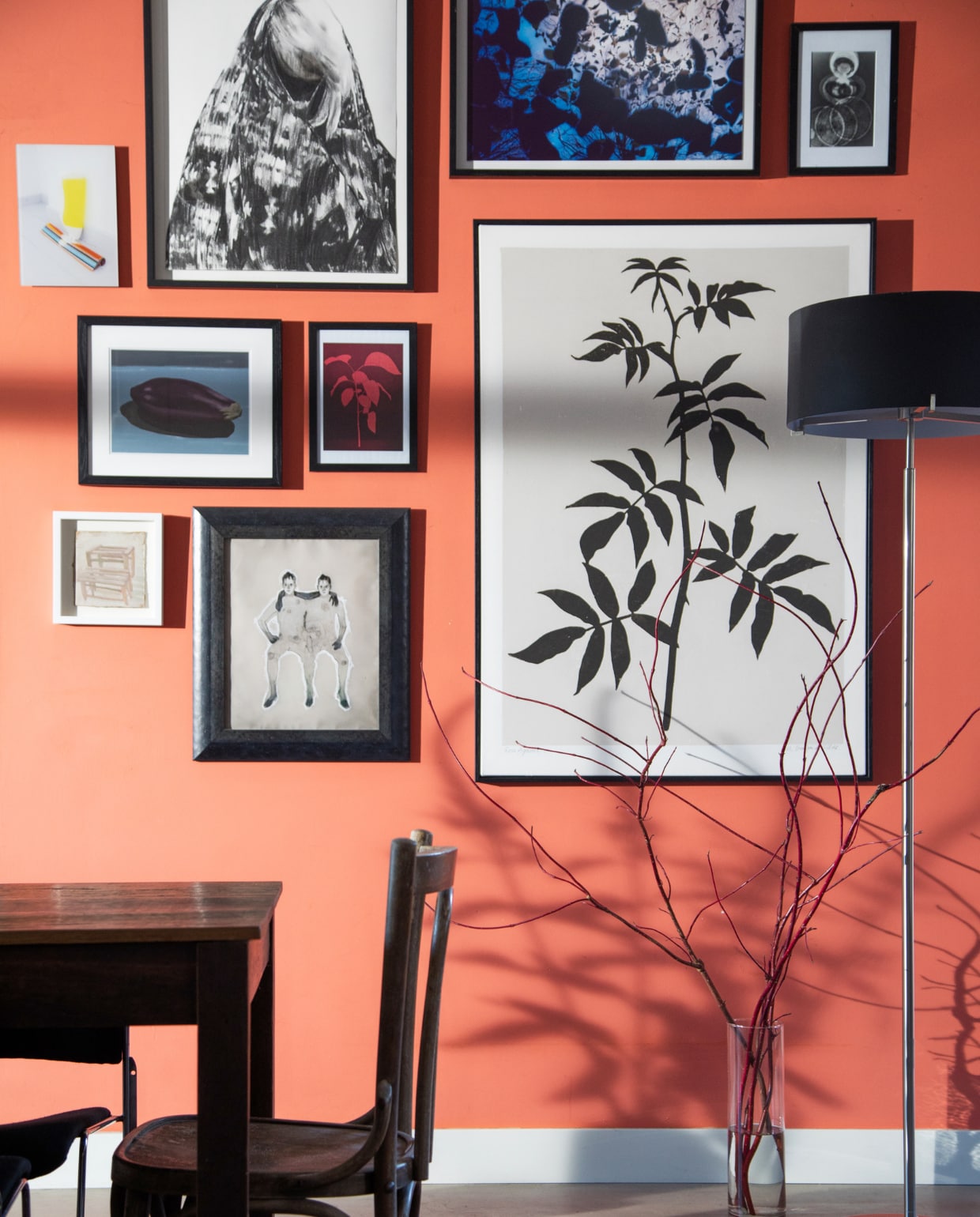 Kunst v.l.n.r., van boven naar beneden: Edwin Deen, Anouk Griffioen, Kimmo Tapio Virtanen, driemaal Ger-Jan de Gilde, PrintedPlant, Lucas Fernando Souza, Anthony Goicolea via Galerie Ron Mandos. Vloerlamp CPL F7 van Prandina via Co van der Horst, tafel Jan van IJken, stoel Burbri, vaas Zara Home, vloerkleed Kilim. Muurverf Shocking Coral van Lab Paint van Vestingh. vtwonen 03-2023 | styling Ilona Jongepier | fotografie Dana van Leeuwen