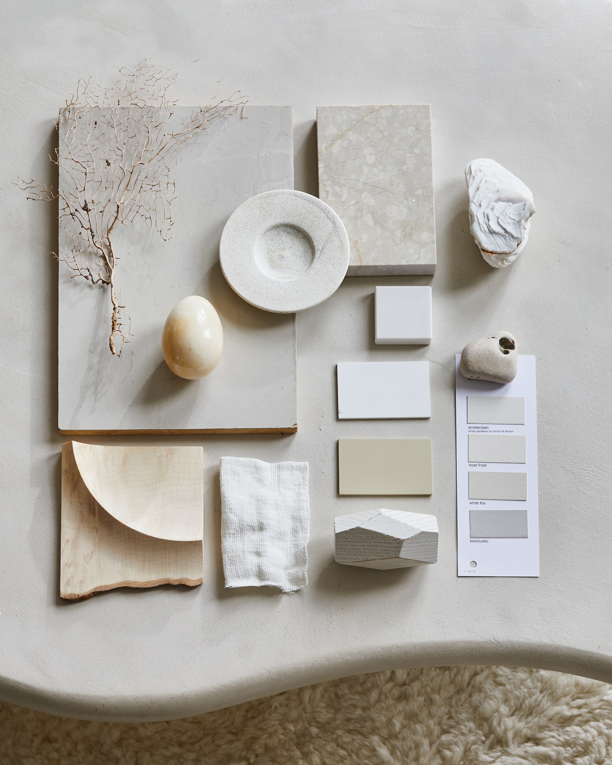 Natuursteen, blank hout, wittinten, linnen en wol, organische vormen = Scandinavisch met een vleugje vintage. (Privébezit) vtwonen 04-2023 | styling Cleo Scheulderman | fotografie Jeroen van der Spek