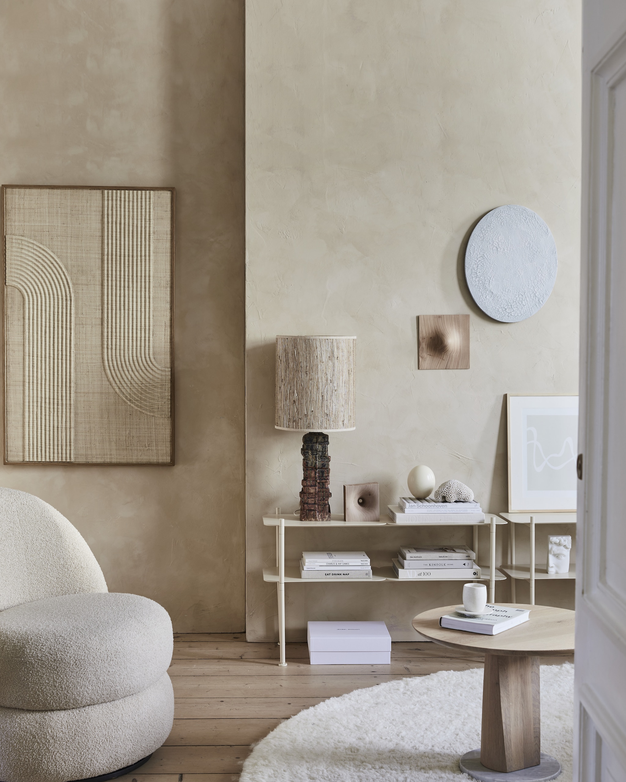 Minerale muurverf Fresco in Sahara Dust, per 2,5 liter € 129,94 (pure-original.com). Kasten River L in Rice, 100x35x62 cm (bxdxh) € 449,- (zuiver.com). Fauteuil Alma 84x82x83 cm (bxdxh) € 625,- (sofacompany.com). Bijzettafel Root, 60x44 cm (Øxh) € 958,- (bolia.com). Webbing wandpaneel Elias, 75x122 cm € 552,- (versmissen.nl). Houten objecten aan muur en op kast, prijs op aanvraag (rubenvdscheer.nl). Keramieken vintage lamp Bernard Rooke € 700,- (vintagehoarder.com). Kop en schotel € 19,95 (householdhardware.nl). Overig privébezit. vtwonen 04-2023 | styling Cleo Scheulderman | fotografie Jeroen van der Spek