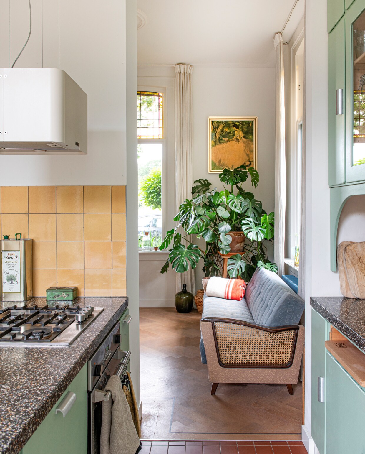 Rotan bank Marktplaats. Wollen deken Re-Buy. Vloerlamp Vanouds. Plantentafel gekregen. Plantenpot De Blaakhof. Schilderij kringloop. vtwonen 03-2023 | Styling en fotografie Caroline Coehorst i.s.m. Studio Daan Hietbrink