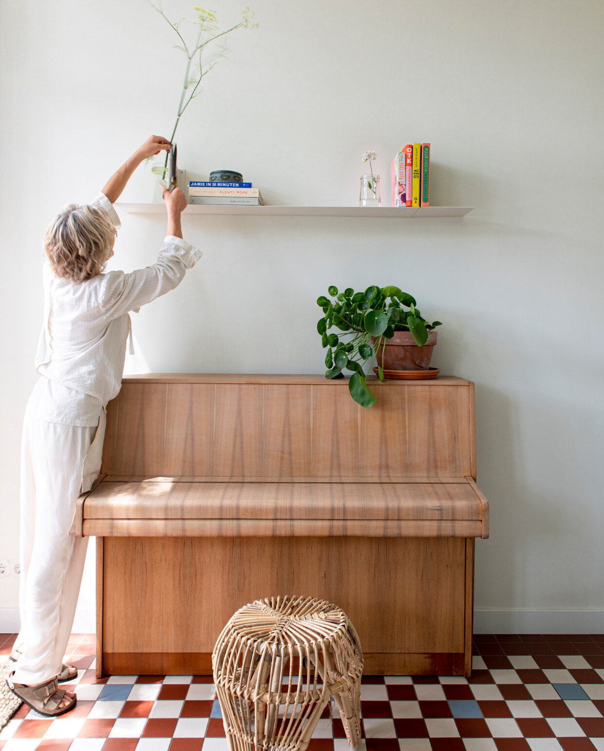 Kruk uit Marokko. Metalen wandrek Studio Daan Hietbrink. Overig onbekend. vtwonen 03-2023 | Styling en fotografie Caroline Coehorst i.s.m. Studio Daan Hietbrink