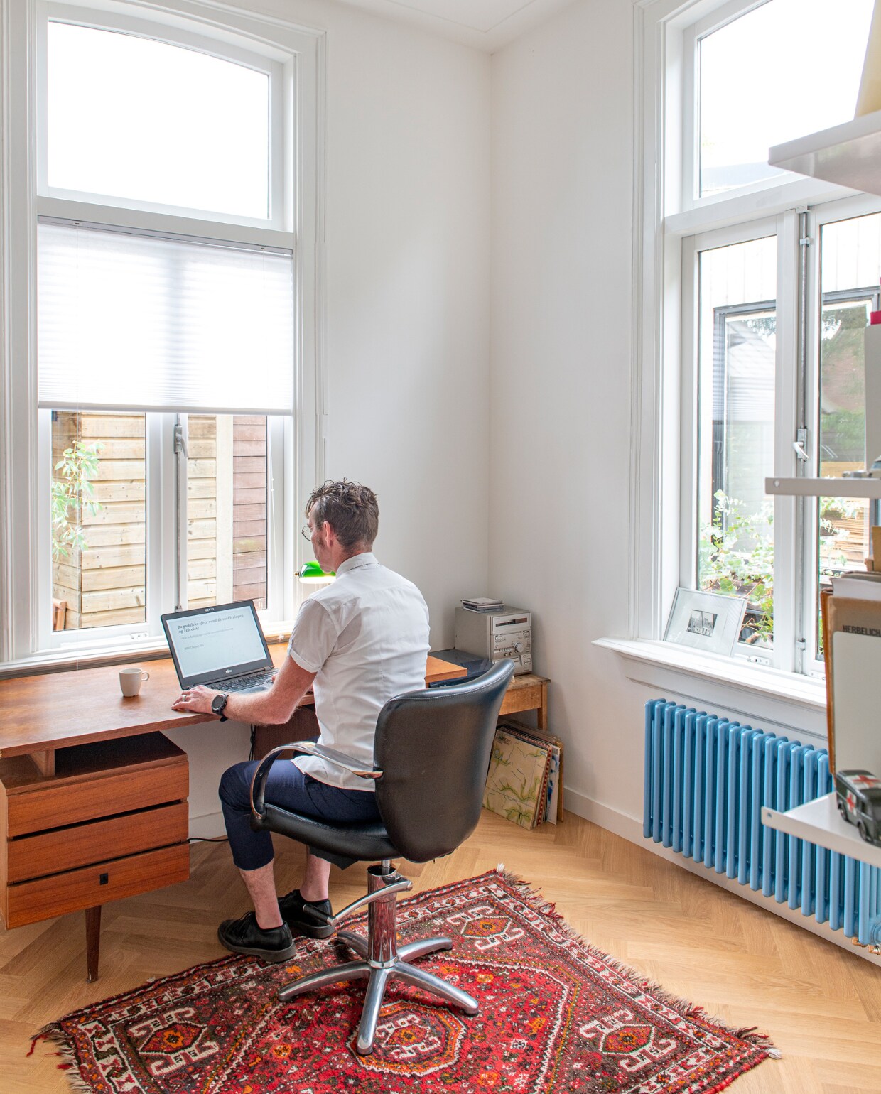 Bureau Marktplaats. Vloerkleed kringloop. Bureaustoel gekregen. Rolgordijnen Praxis. Verfkleur radiator RAL5024. vtwonen 03-2023 | Styling en fotografie Caroline Coehorst i.s.m. Studio Daan Hietbrink