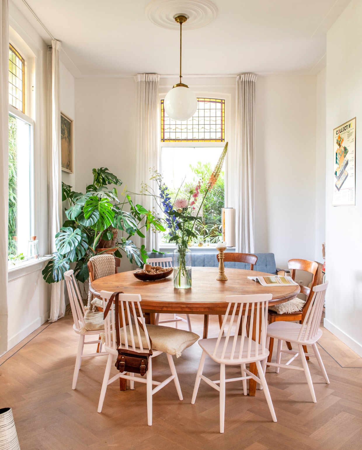 Eettafel, stoelen en hanglamp Marktplaats. Kussens uit Marokko. Schaal uit Frankrijk. Kandelaar kringloop. Tas Humanoid. Linnen gordijnen Ikea. Illustratie rechts aan de muur Studio Daan Hietbrink. Overig onbekend. vtwonen 03-2023 | Styling en fotografie Caroline Coehorst i.s.m. Studio Daan Hietbrink