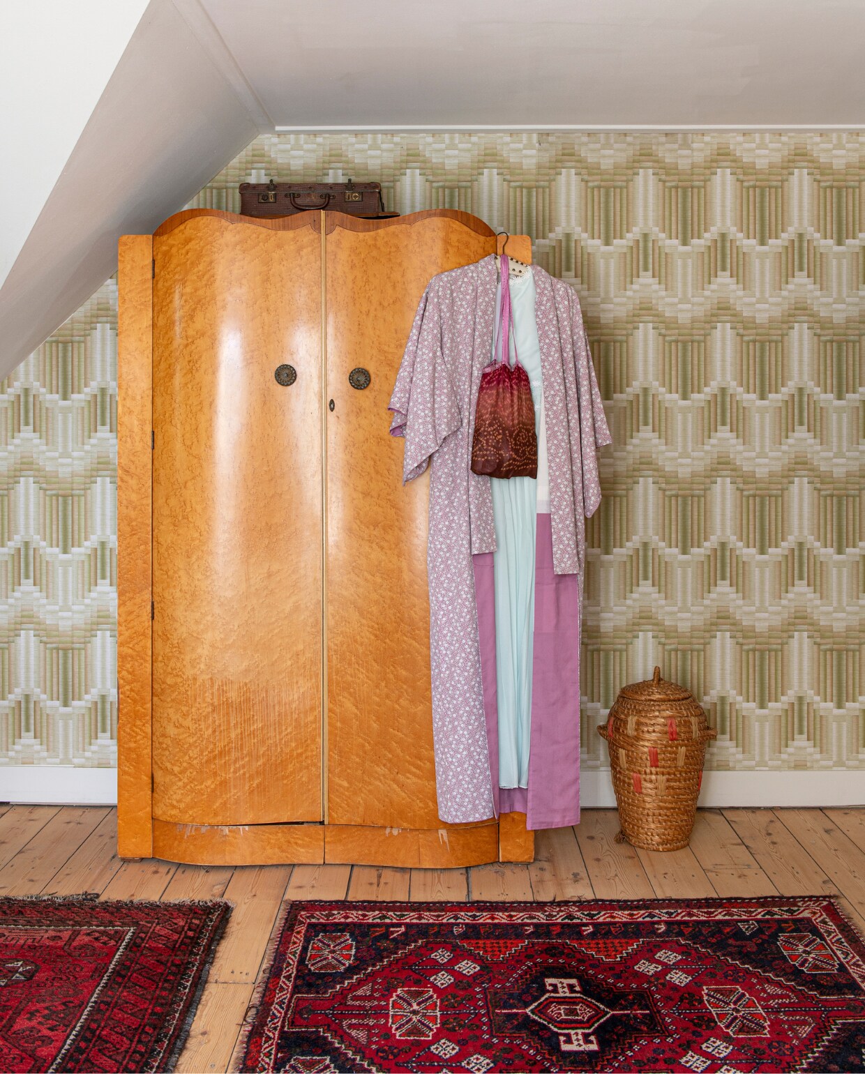 Behang Swiet. Kast en vaas Zutphense Hand. Vloerkleden Re-Buy. vtwonen 03-2023 | Styling en fotografie Caroline Coehorst i.s.m. Studio Daan Hietbrink