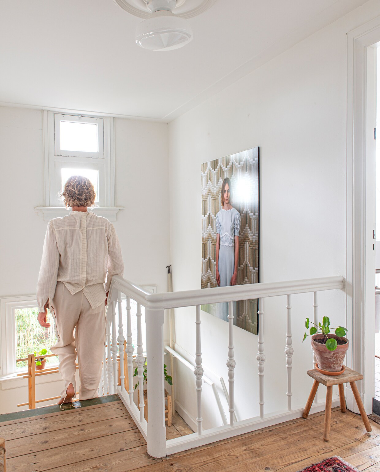 Foto op de muur Sara van Tor. Kruk uit Marokko. Houten rek HKliving. vtwonen 03-2023 | Styling en fotografie Caroline Coehorst i.s.m. Studio Daan Hietbrink