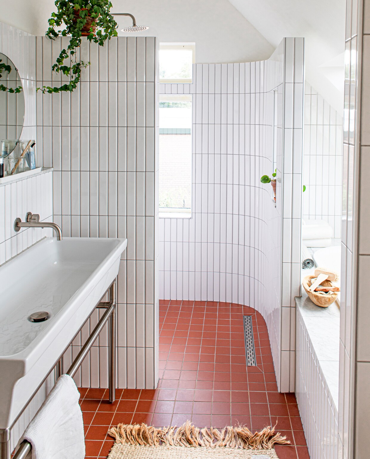 Vloertegels Ryan’s. Badmat Stilleven. Mand Sissy-Boy. vtwonen 03-2023 | Styling en fotografie Caroline Coehorst i.s.m. Studio Daan Hietbrink