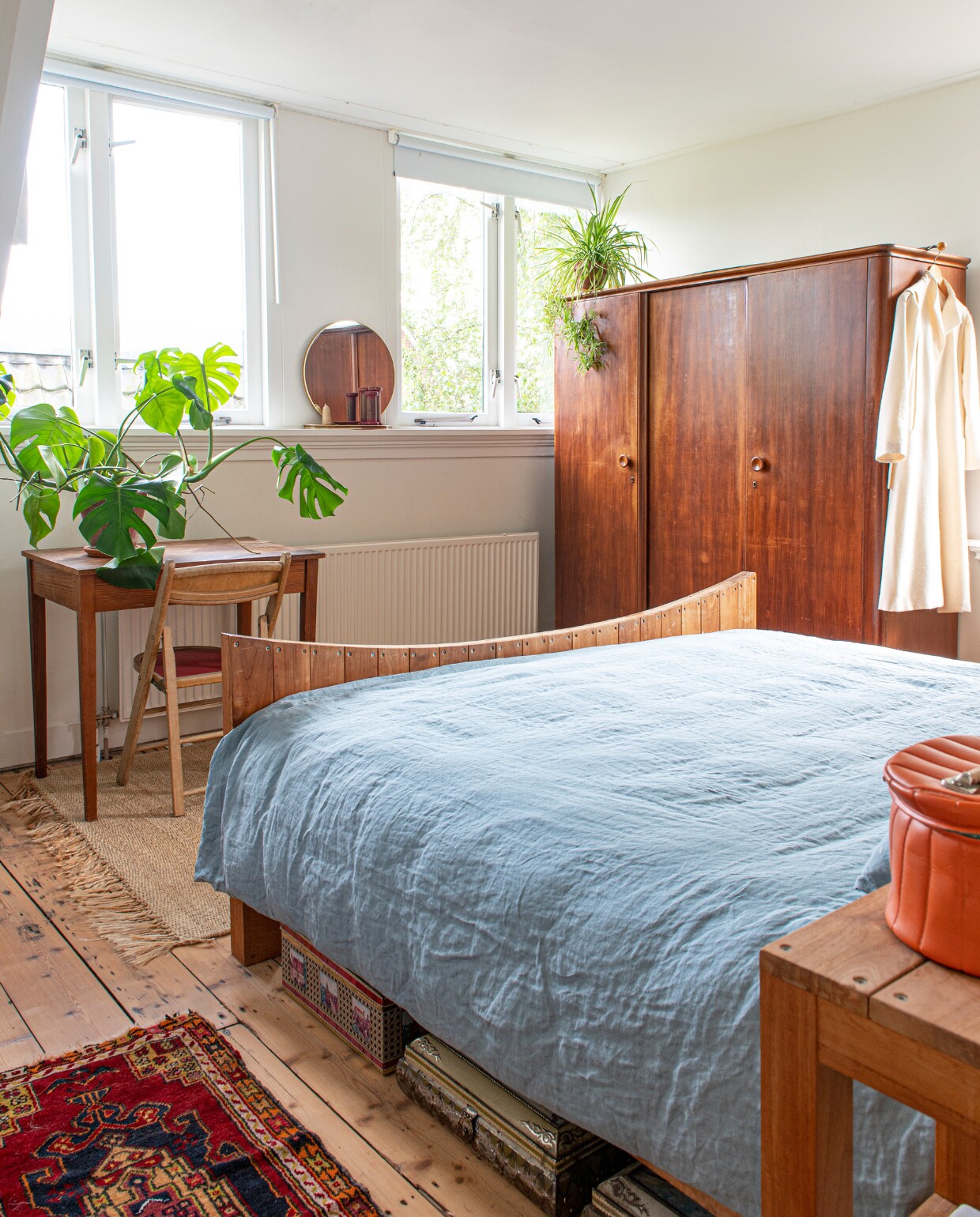 Kast erfstuk. Bed Stilleven. Bureau, stoel en vloerkleden Zutphense Hand. Spiegel Re-Buy. Kleding Humanoid. Overig Marktplaats en onbekend. vtwonen 03-2023 | Styling en fotografie Caroline Coehorst i.s.m. Studio Daan Hietbrink