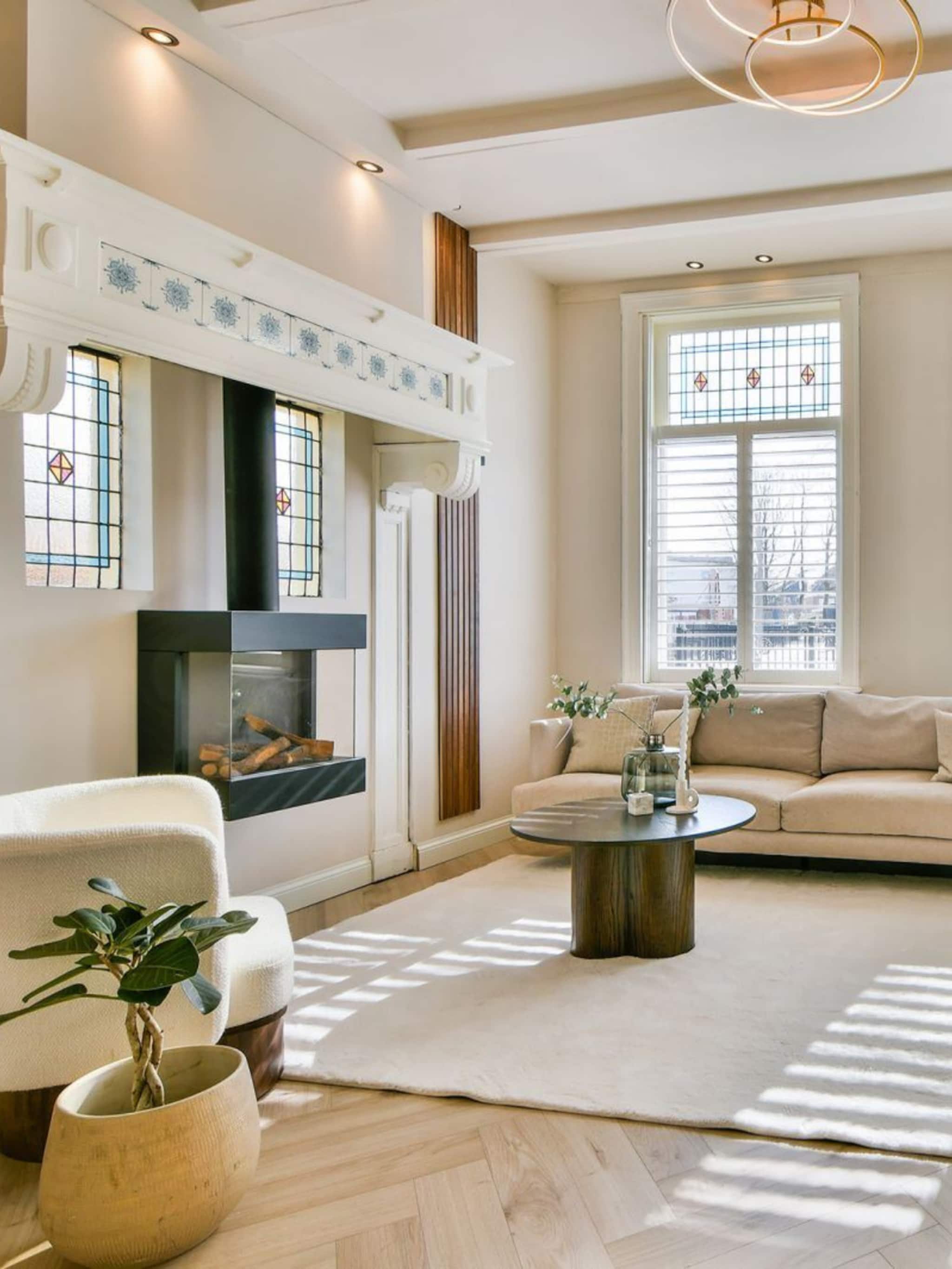 gluren in een monumentale woning met een stijlvol eigentijds interieur