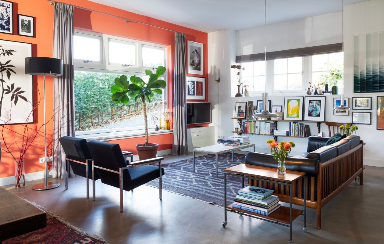 Bank Johannes Andersen voor CFC Silkeborg, hanglampen Bentler of Birkerød via Vaen, stoelen Model 30 van Gijs van der Sluis via Morentz, bijzettafel Vintage Asylum, vloerlamp CPL F7 van Prandina via Co van der Horst, travertin koffietafel De Vreugde Design, wandlamp Neef Louis, kussens Fést Amsterdam, vazen kringloop, Fést Amsterdam en Zara Home, vloerkleed Kilim, linnen gordijnen zelfgemaakt. Kunst boven televisie Louise te Poele, Ger-Jan de Gilde. Overige kunst van: PrintedPlant, Lucas Fernando Souza, Anthony Goicolea, Thomas van Rijs, Niels Broszat, Marieke Noort, Jetty van Wezel. Muurverf in Shocking Coral en Quiet Blush, beide Lab Paint van Vestingh. vtwonen 03-2023 | Styling Ilona Jongepier | Fotografie Dana van Leeuwen