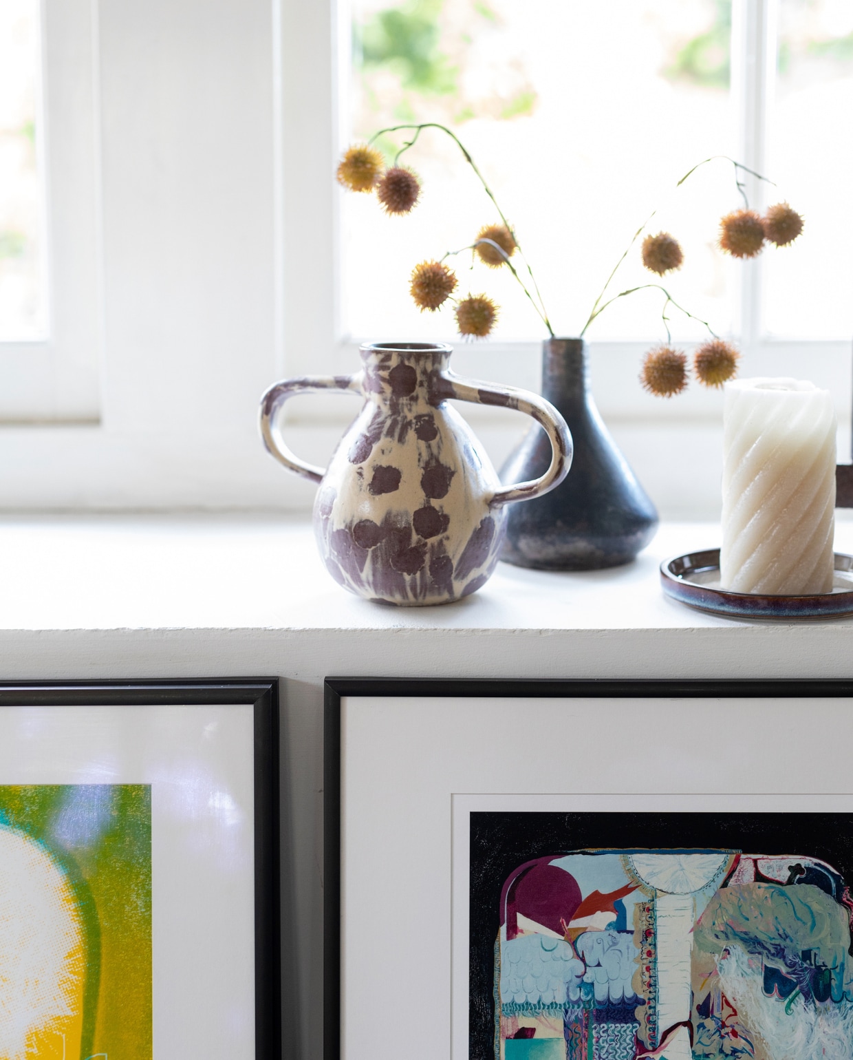 Oorvaas en zwart vaasje kringloop, kaars met schotel Zara Home. vtwonen 03-2023 | Styling Ilona Jongepier | Fotografie Dana van Leeuwen