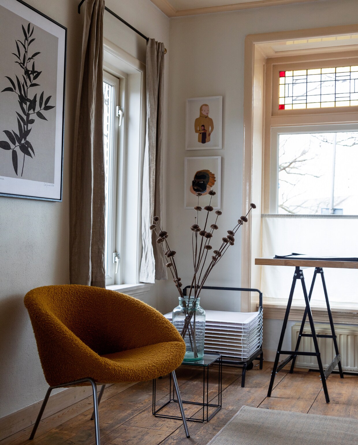 Stoel 369 van Walter Knoll, bijzettafel Isocele van Max Sauze via Vaen, vaas Van Dijk &amp; Ko, droogrek Capi Education, schragen Gamma, linnen gordijnstof De Boerenbonthal, gordijnrail antiek, vloerkleed Fést Amsterdam. Kunst: links PrintedPlant, rechts Anne Forest via Unfair. Muurverf in Quiet Blush, houtverf in Soft Pillow van Lab Paint van Vestingh. vtwonen 03-2023 | Styling Ilona Jongepier | Fotografie Dana van Leeuwen