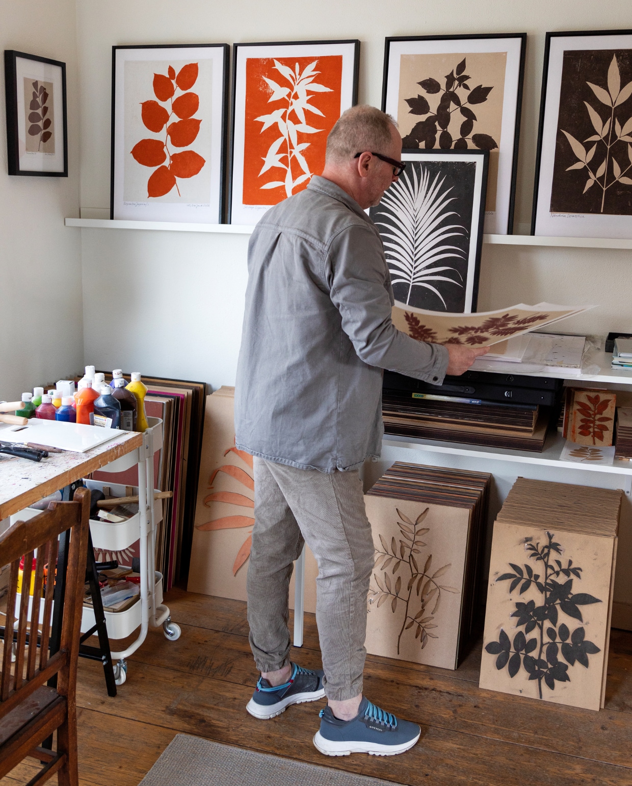 Artprints PrintedPlant, fotoplank The Fine Store, trolley Råskog van Ikea, caféstoel Burbri, vloerkleed Fést Amsterdam. vtwonen 03-2023 | Styling Ilona Jongepier | Fotografie Dana van Leeuwen