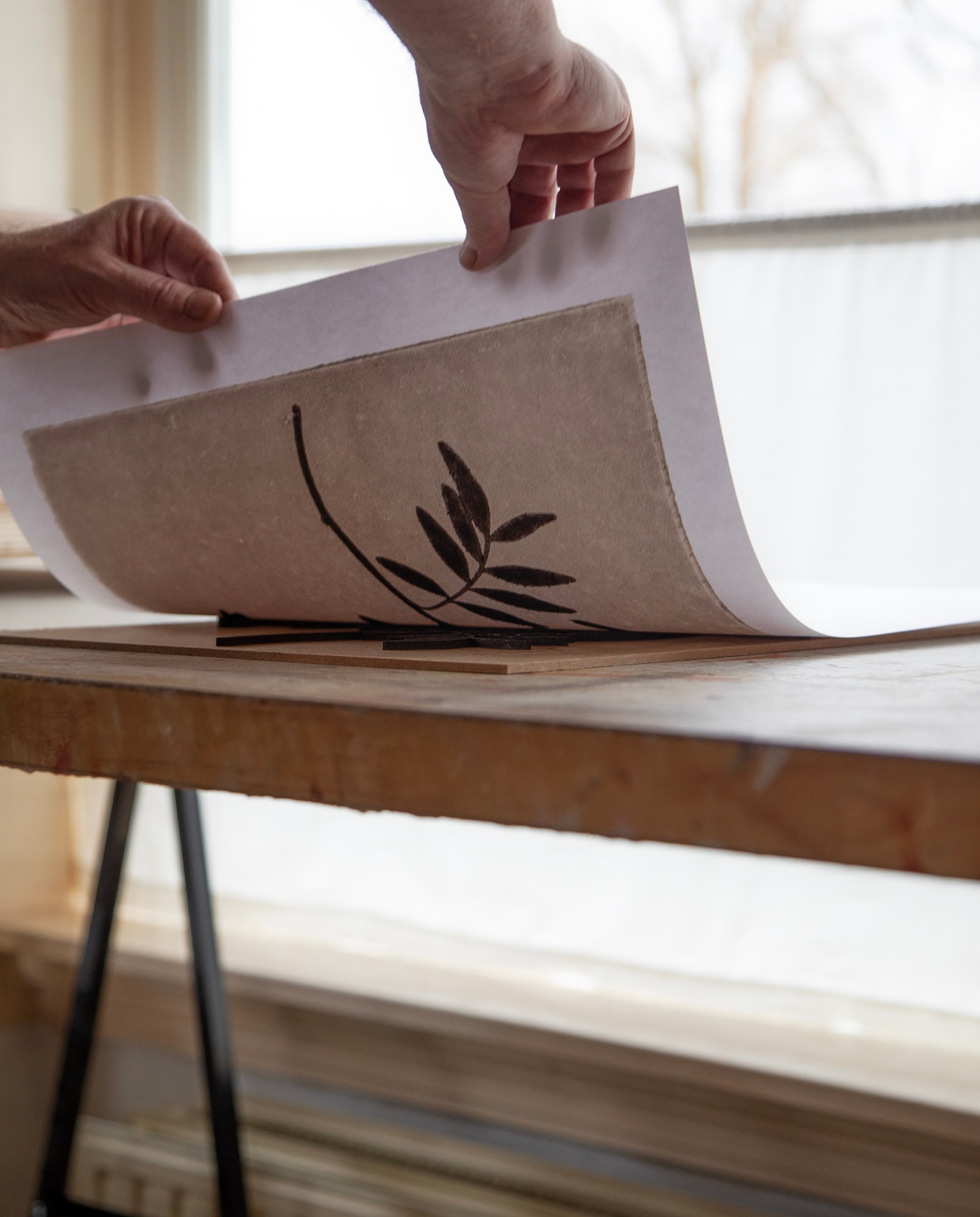 Een botanische artprint in de maak. Ger-Jan maakt digitale tekeningen aan de hand van zijn natuurfoto’s, laat deze uit hout snijden, inkt de vorm in en stempelt die op papier en canvas. vtwonen 03-2023 | Styling Ilona Jongepier | Fotografie Dana van Leeuwen