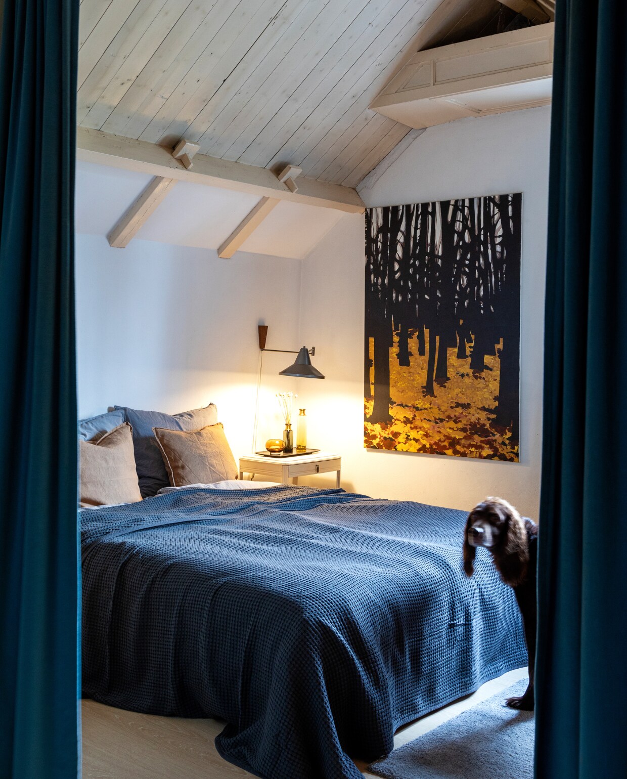 Bed, beddengoed en kussens Ikea, wandlamp De Vreugde Design, nachtkast vintagemarkt, kunst Herbstwald van Manuela Gutge, schaal, kaarsenhouder en vazen Zara Home, vloerkleed Fést Amsterdam. Muurverf in Quiet Blush en houtverf in Soft Pillow van Lab Paint van Vestingh. vtwonen 03-2023 | Styling Ilona Jongepier | Fotografie Dana van Leeuwen
