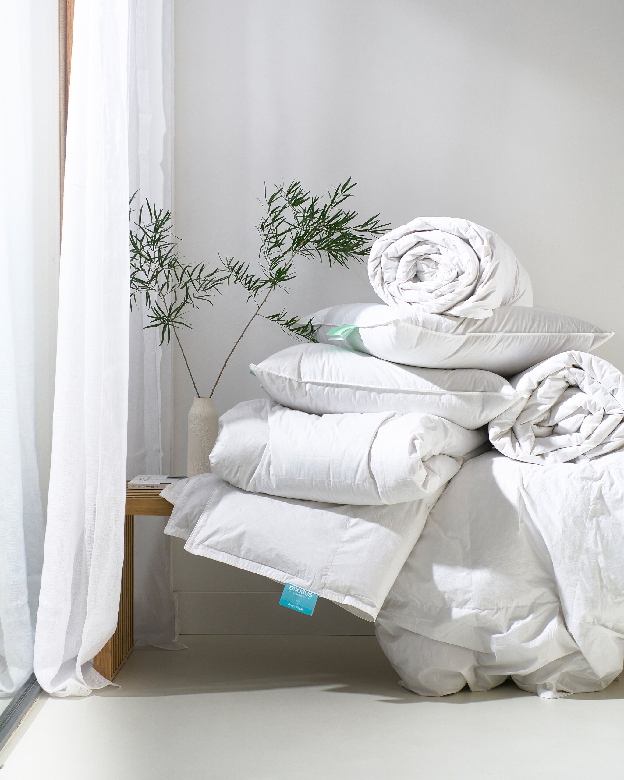 Diverse onderdelen uit de beddengoedcollectie Dixxius Green by vtwonen. M.m.v. vtwonen.nl (houten bank van HKliving), zarahome.com (witte vaas, gordijn). Overig privébezit. vtwonen 04-2023 | styling Cleo Scheulderman | fotografie Jeroen van der Spek