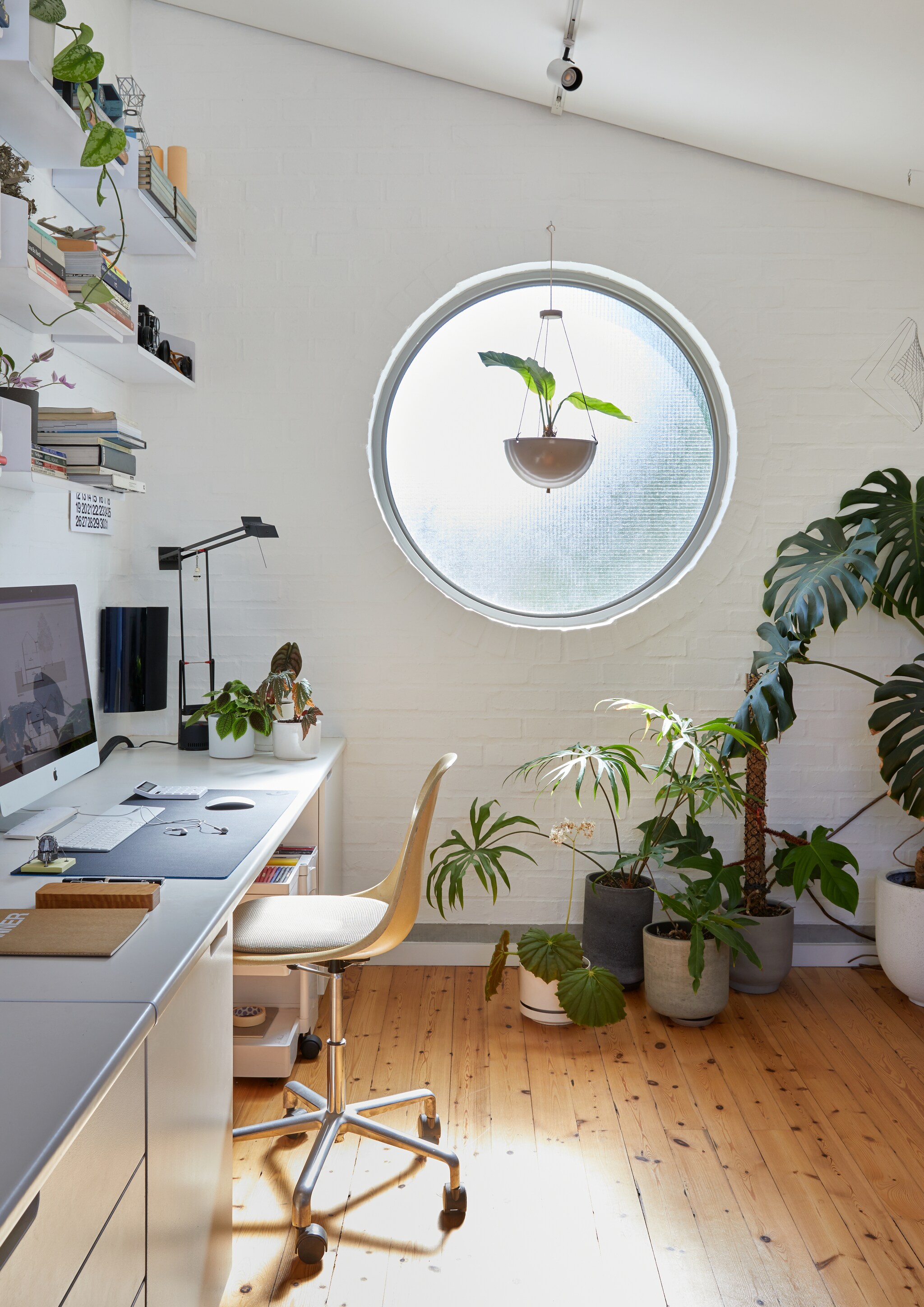 Bureau op maat gemaakt. Lamp Tizio Richard Sapper voor Artemide. Vintage stoel Eames Plastic Side Chair. Hangende plantenpot Pedersen &amp; Lennard. Plantenpotten Weylandts en Vorster &amp; Braye. vtwonen special 121-2022 | productie Luanne Toms | fotografie Greg Cox/Frank Features