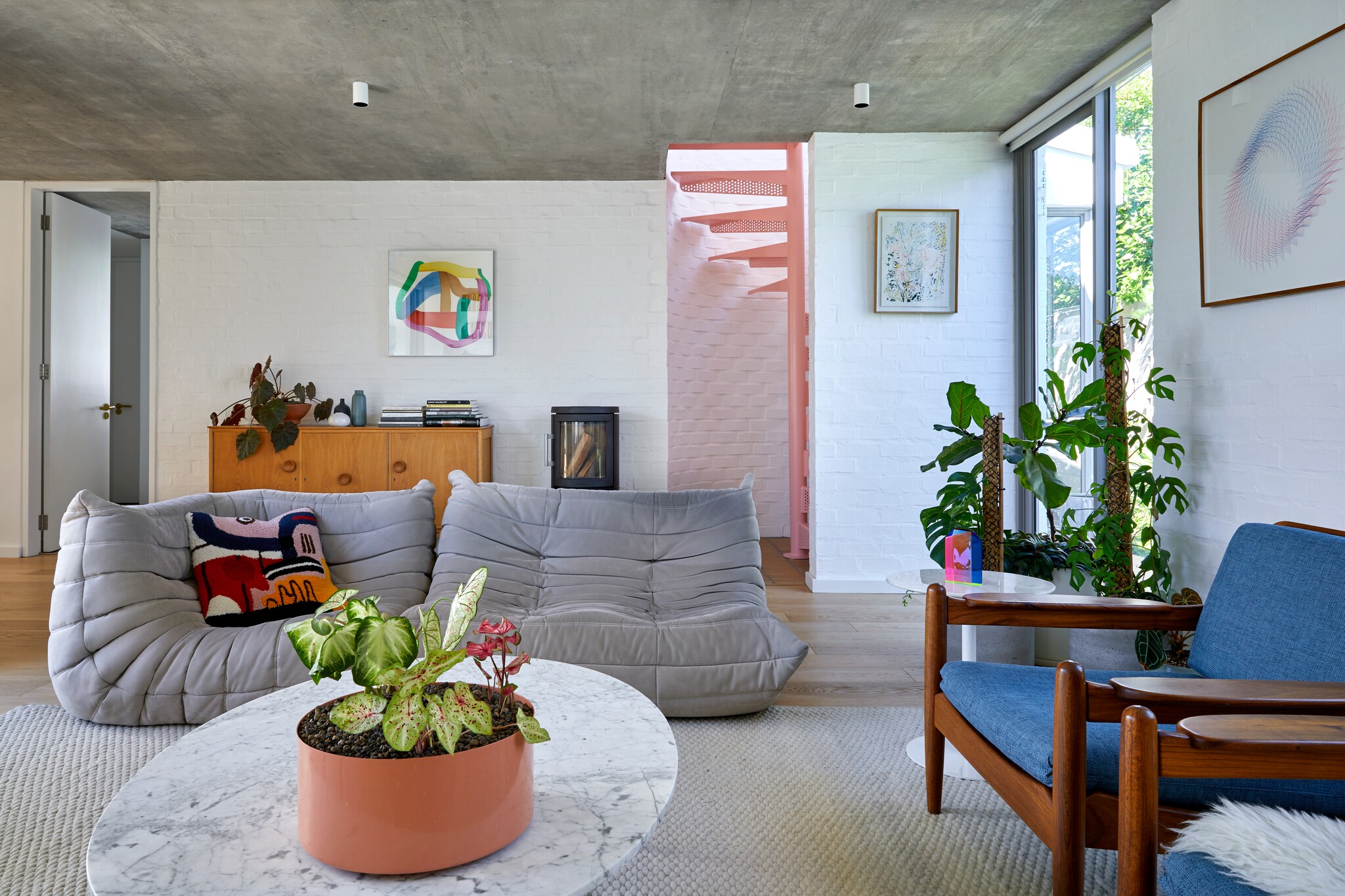 Banken Togo Ligne Roset. Koffietafel zelfgemaakt. Blauwe stoel vintage. Overig onbekend. vtwonen special 121-2022 | productie Luanne Toms | fotografie Greg Cox/Frank Features
