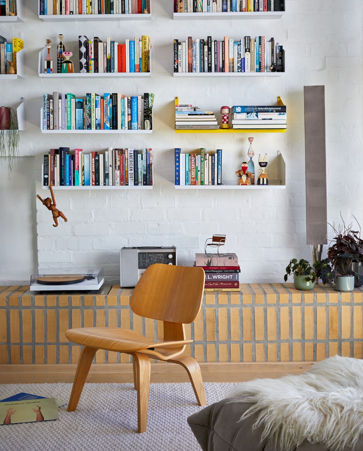 Stoel Eames LCW. Boekenplanken Dokter and Misses. Aapje Kay Bojesen. Houten kokeshi-pop met stippenjurk Lucie Kaas. Overige houten figuren Wooden Dolls Vitra. vtwonen special binnenkijken 2022 | productie Luanne Toms | fotografie Greg Cox/Frank Features