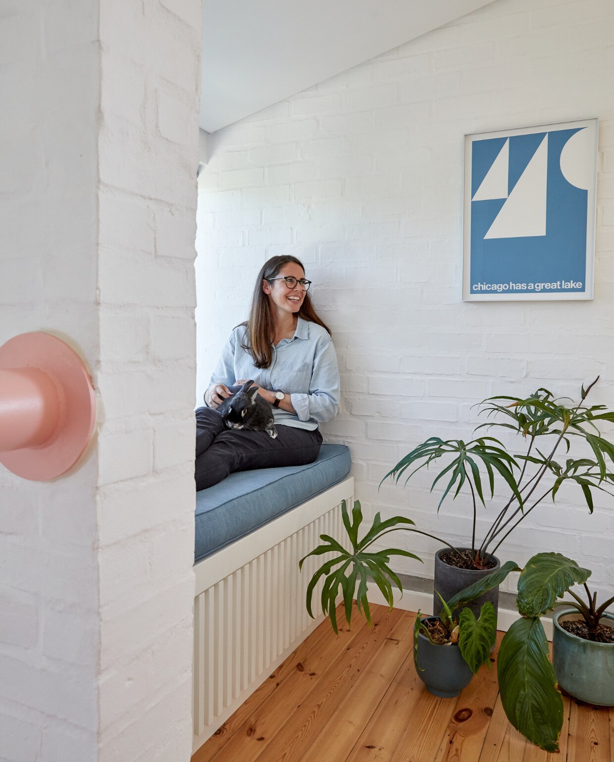 Print John Massey. Plantenpotten Weylandts en Vorster &amp; Braye. vtwonen special binnenkijken 2022 | productie Luanne Toms | fotografie Greg Cox/Frank Features