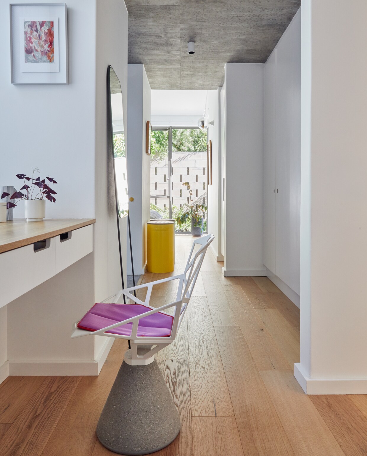 Stoel Chair One Magis. Gele wasmanden Pedersen &amp; Lennard. vtwonen special binnenkijken 2022 | productie Luanne Toms | fotografie Greg Cox/Frank Features