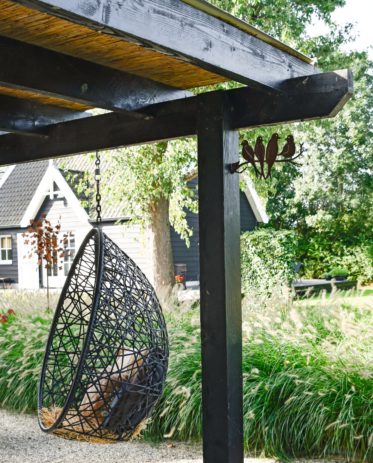 Hangstoel gekregen van een nicht. Zittende vogels cadeau gekregen van hun dochter. vtwonen special tuin 07 | styling Marieke de Geus | fotografie Barbara Groen