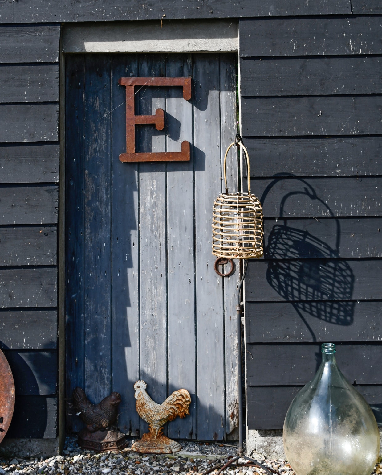Deurstopper kip en fles brocante uit Frankrijk, lantaarn en letter E Kwantum, haak kringloop. vtwonen special tuin 07 | styling Marieke de Geus | fotografie Barbara Groen