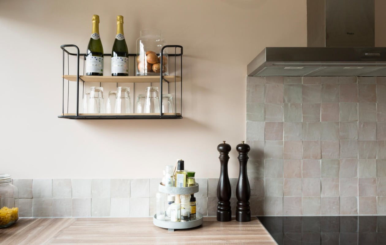 Zwart wandrek Wall Shelf van Housevitamin, 50x16 cm € 14,99, houten decoratie met glaasjes Tube Holder van Housevitamin inclusief tubes per stuk € 6,99 (loods5). Bloemen prijs op aanvraag (scheepstrabloemen). Handgreepjes keuken Grace in geborsteld messing, per stuk € 18,05 (allegreepjes). Kinderkeuken beplakt met zelfklevend prikwandkurk op rol, 50x6 cm € 37,50, zelfklevend prikbord zeshoek, 30x30 cm per 6 € 32,50 (kurk24). Overig zie foto hierboven en vorige pagina’s. vtwonen 06-2019 weer verliefd op je huis 10 afl.7 | Styling: Eva van den Ven | Fotografie: Barbara Kieboom